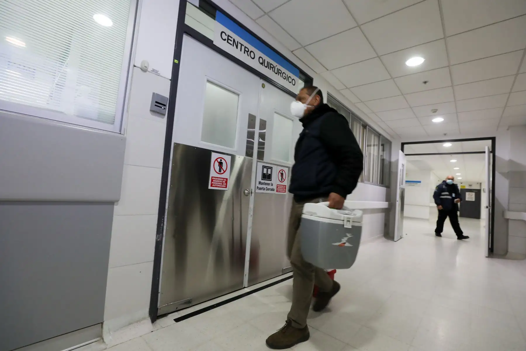 EsSalud, Ministerio del Interior y la Policía Nacional del Perú en trabajo coordinado lograron el trasladó de un corazón, del Hospital Alberto Seguín Escobedo de Arequipa al helipuerto del Hospital Rebagliati, en Lima, para ser trasplantado por los médicos del INCOR. 
Foto: EsSalud