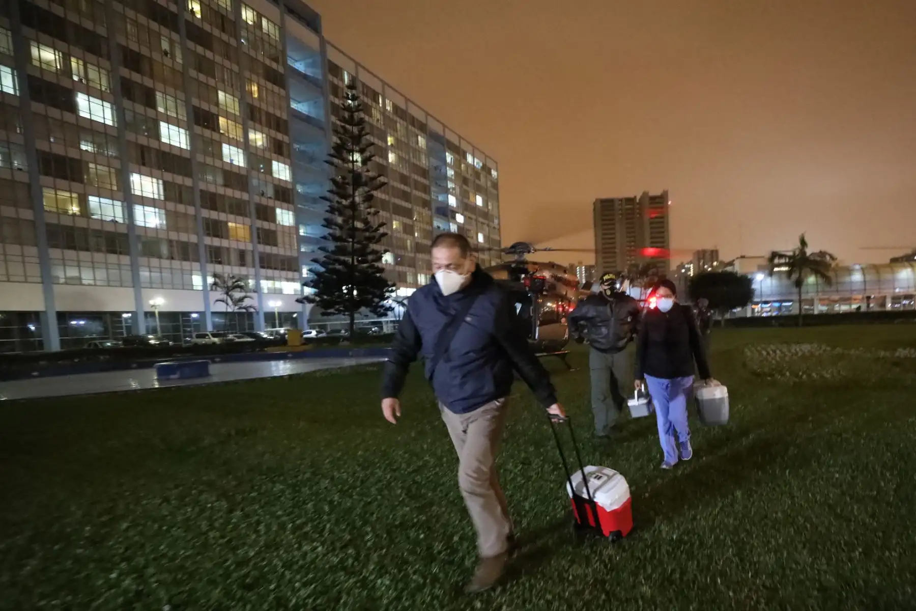 EsSalud, Ministerio del Interior y la Policía Nacional del Perú en trabajo coordinado lograron el trasladó de un corazón, del Hospital Alberto Seguín Escobedo de Arequipa al helipuerto del Hospital Rebagliati, en Lima, para ser trasplantado por los médicos del INCOR. 
Foto: EsSalud