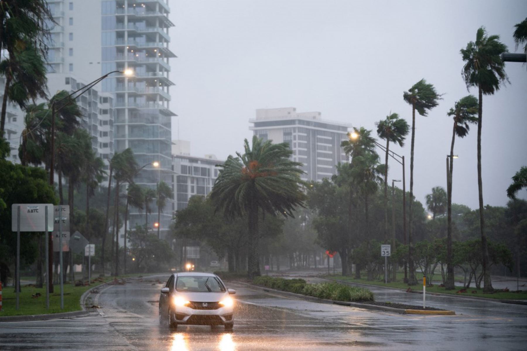 Un automovilista viaja cerca de la costa de la Bahía de Sarasota cuando se acerca el huracán Ian en Sarasota, Florida. Foto: AFP