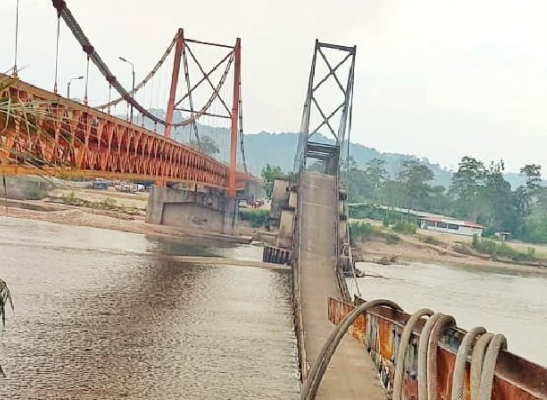 Técnicos de Provías Nacional iniciaron los trabajos de desmontaje del antiguo puente Aguaytía, ubicado en la región Ucayali, que colapsó hace una semana. Foto: ANDINA/difusión.