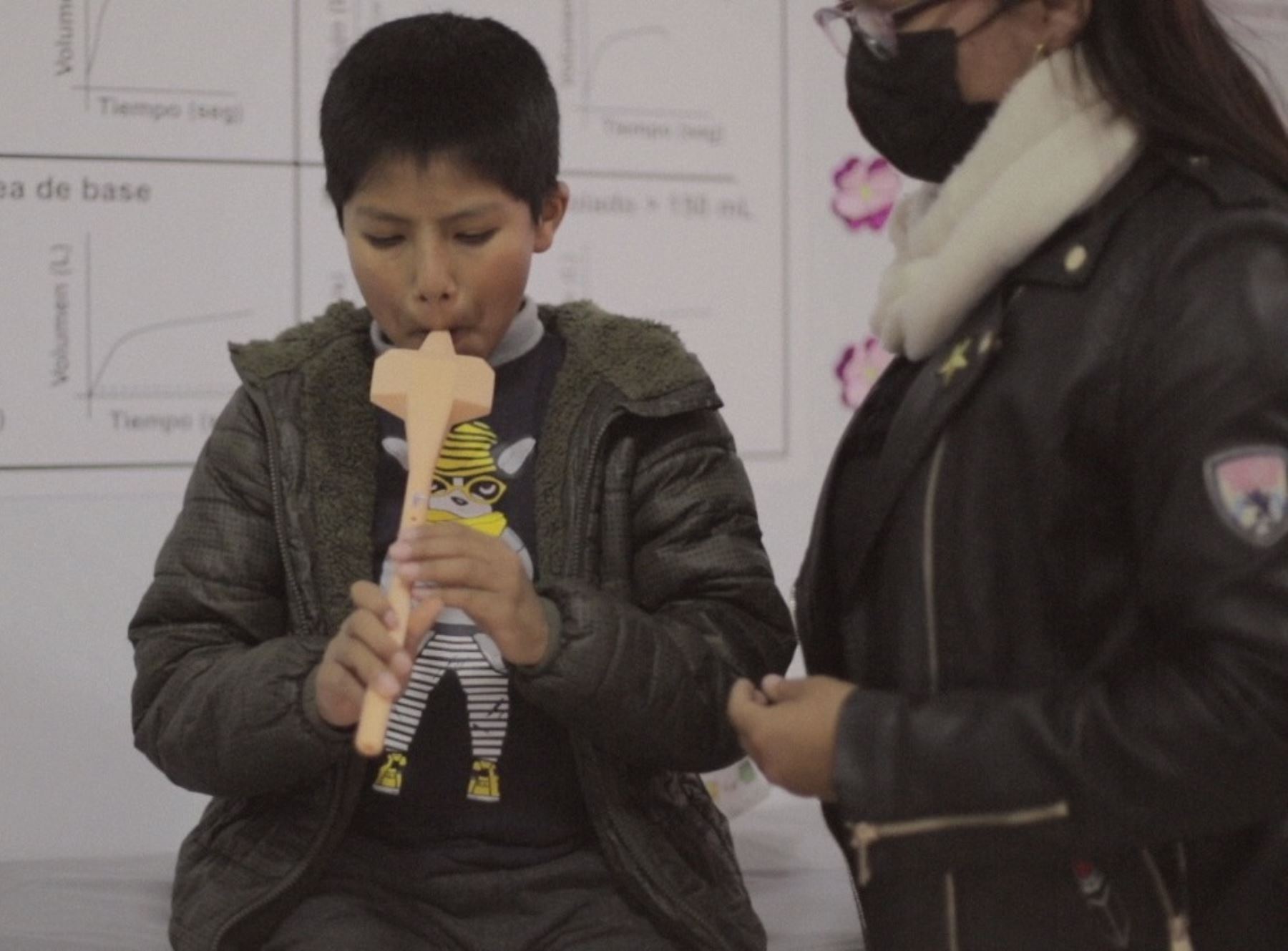 Un equipo multidisciplinario, conformado por médicos, ingenieros y músicos de la Universidad Continental crearon una flauta 3D que permite a los niños que superaron malos respiratorios fortalecer sus pulmones. ANDINA/Difusión