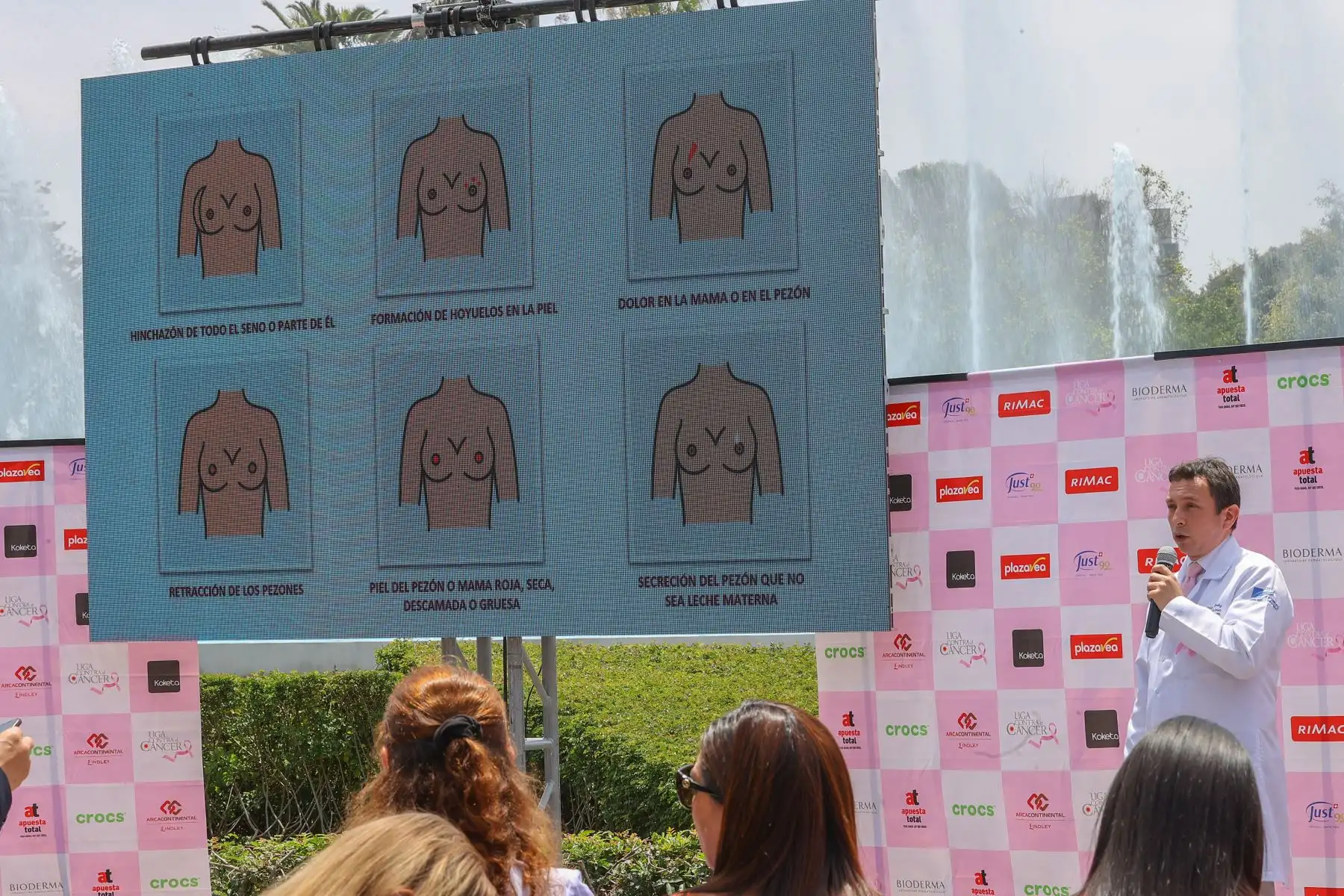 Al año se registran cerca de 7 mil nuevos casos y 2 mil muertes por cáncer de mama en el Perú. Durante todo el mes de octubre la liga realizará despistaje de cáncer de mama, cuello uterino, piel, ganglios y tiroides por una donación de 35 soles en sus centros detectores, así como despistaje gratuitos en sus unidades móviles, entre otras actividades. 
Foto: ANDINA/Andrés Valle