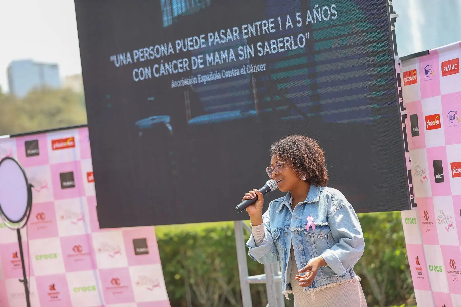 Al año se registran cerca de 7 mil nuevos casos y 2 mil muertes por cáncer de mama en el Perú. Durante todo el mes de octubre la liga realizará despistaje de cáncer de mama, cuello uterino, piel, ganglios y tiroides por una donación de 35 soles en sus centros detectores, así como despistaje gratuitos en sus unidades móviles, entre otras actividades. 
Foto: ANDINA/Andrés Valle