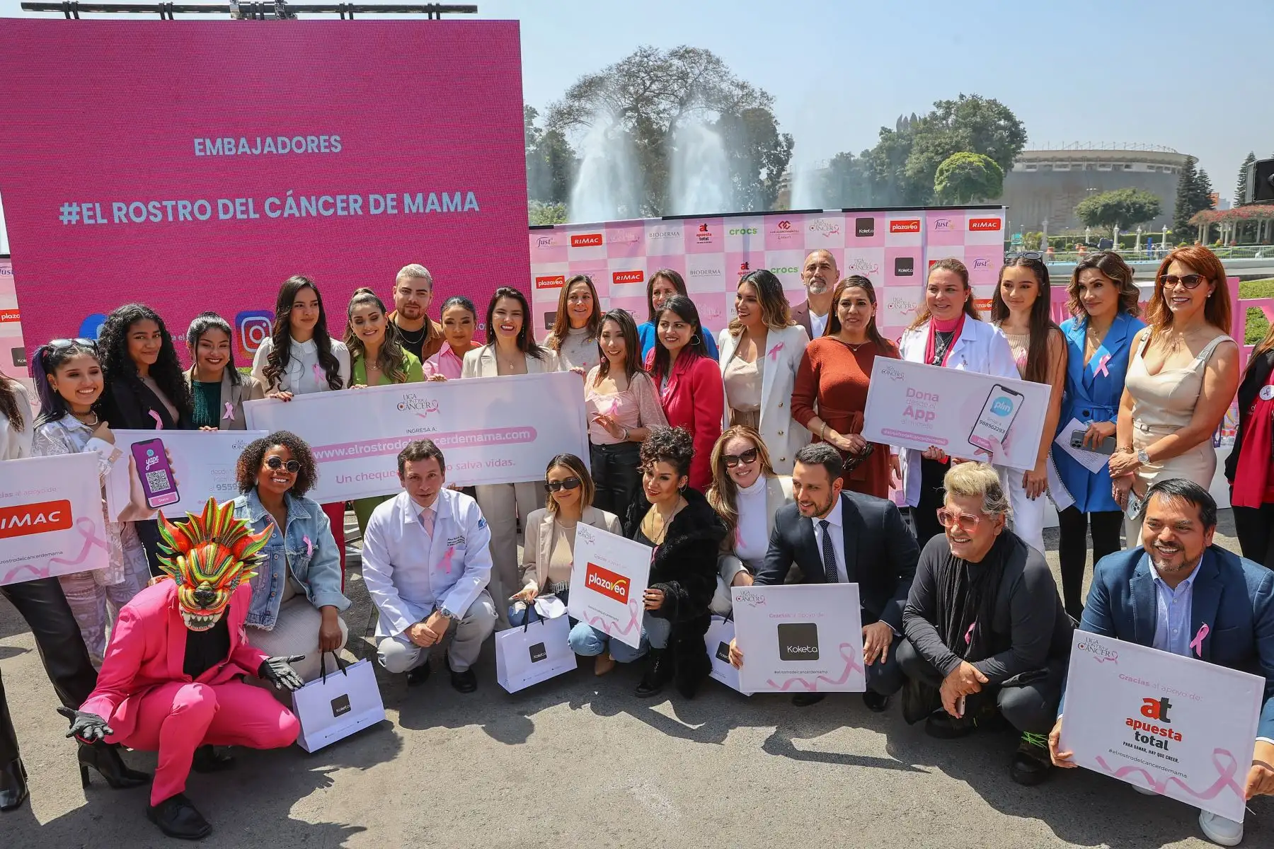 El lanzamiento oficial de la campaña se realizó en el Parque de las Aguas y contó con la participación de diferentes actrices, conductoras, periodistas, auspiciadores y personajes invitados quienes hicieron un llamado incentivando a todas las mujeres a realizarse un chequeo oportuno para prevenir esta enfermedad. 
Foto: ANDINA/Andrés Valle