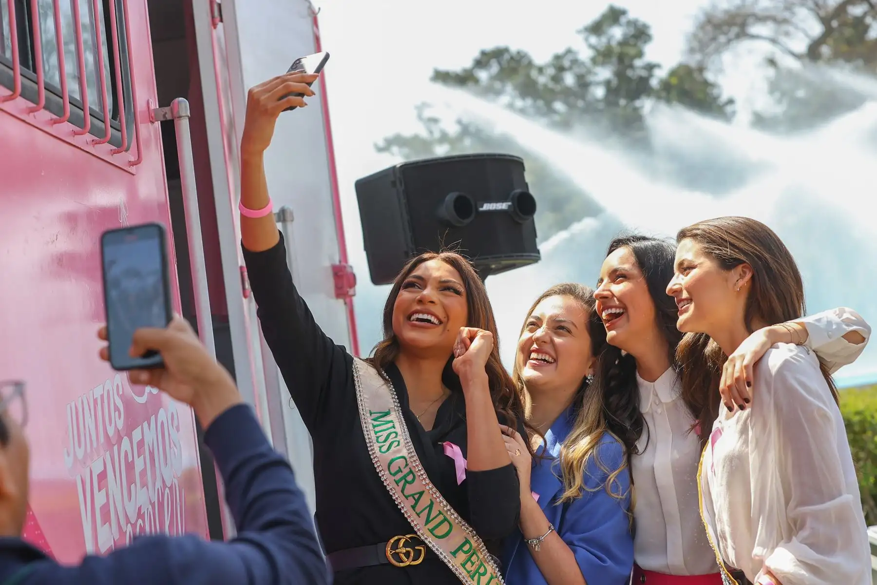El lanzamiento oficial de la campaña se realizó en el Parque de las Aguas y contó con la participación de diferentes actrices, conductoras, periodistas, auspiciadores y personajes invitados quienes hicieron un llamado incentivando a todas las mujeres a realizarse un chequeo oportuno para prevenir esta enfermedad. 
Foto: ANDINA/Andrés Valle