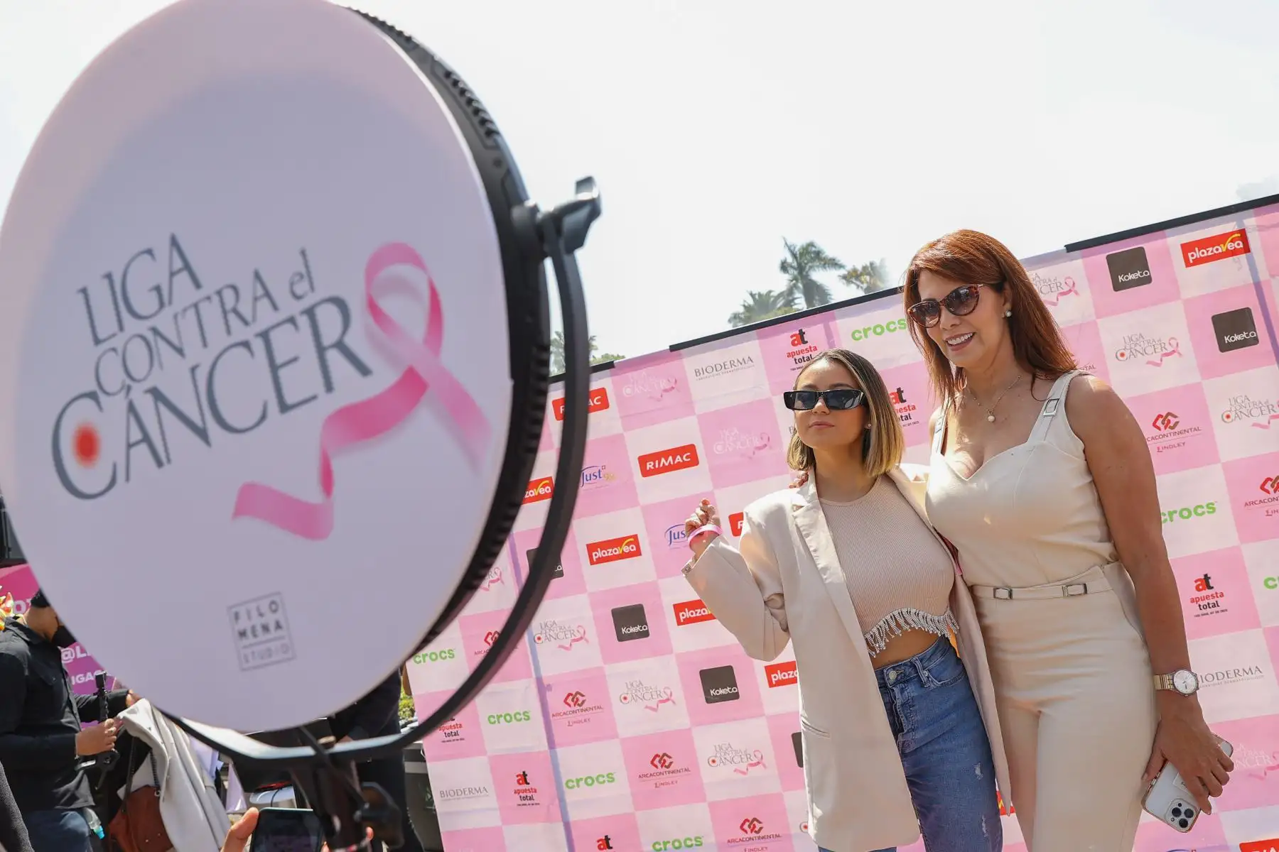 El lanzamiento oficial de la campaña se realizó en el Parque de las Aguas y contó con la participación de diferentes actrices, conductoras, periodistas, auspiciadores y personajes invitados quienes hicieron un llamado incentivando a todas las mujeres a realizarse un chequeo oportuno para prevenir esta enfermedad. 
Foto: ANDINA/Andrés Valle