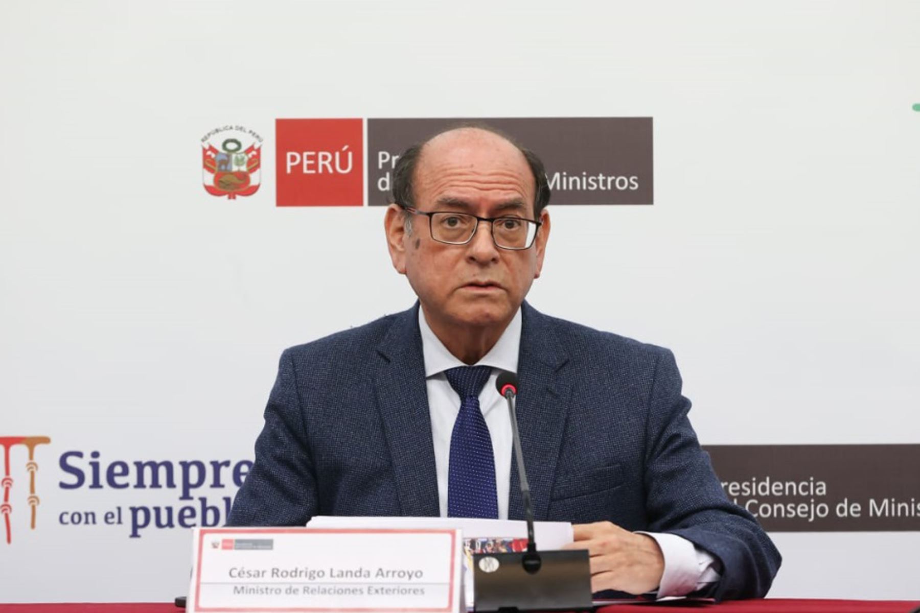 Ministro de Relaciones Exteriores, César Landa en representación del Poder Ejecutivo, brinda  conferencia de prensa para informar sobre aspectos de interés nacional.
Foto: PCM