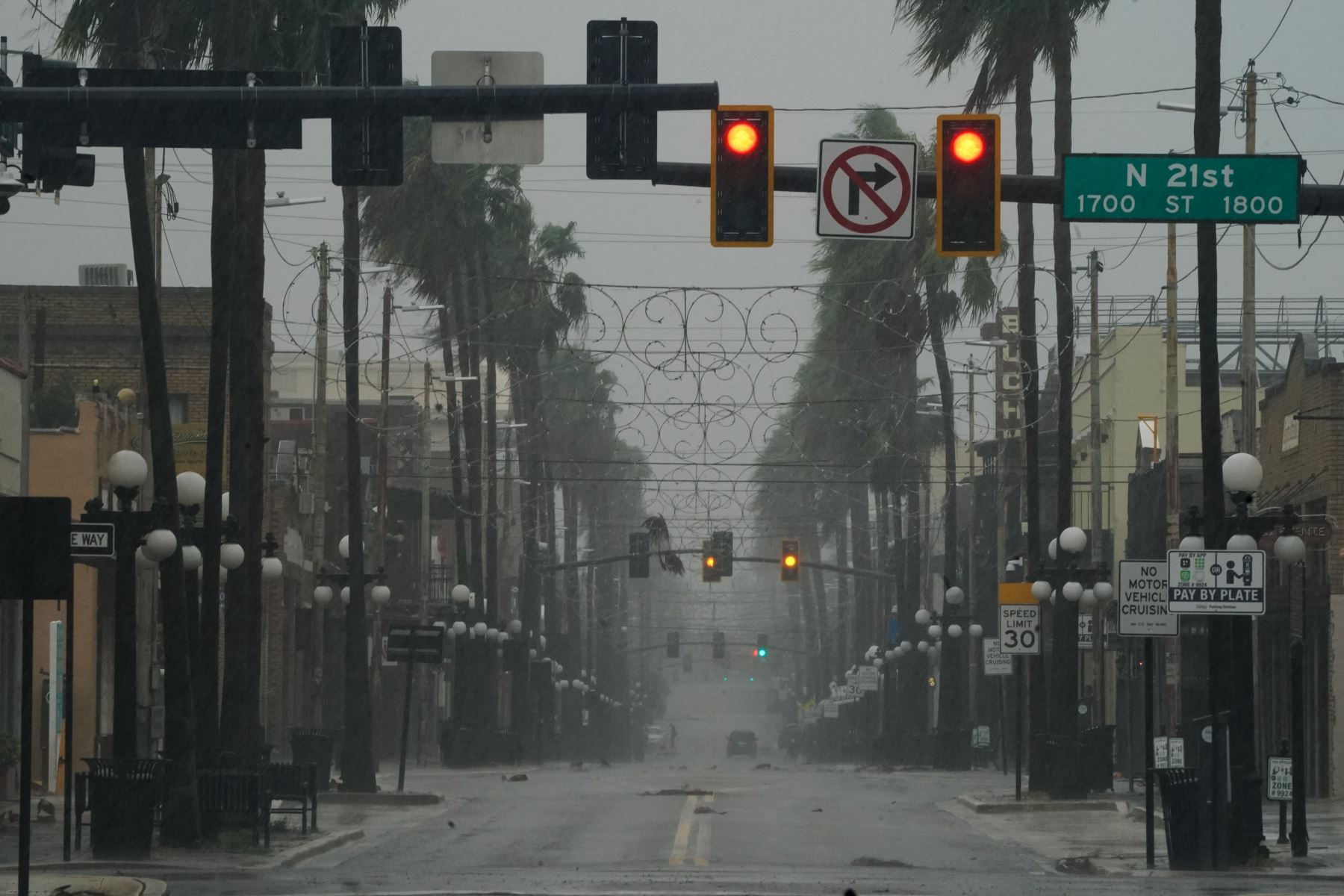 El viento y la lluvia aumentan en el vecindario de Ybor City antes de que el huracán Ian toque tierra  en Tampa, Florida.  
Foto: AFP