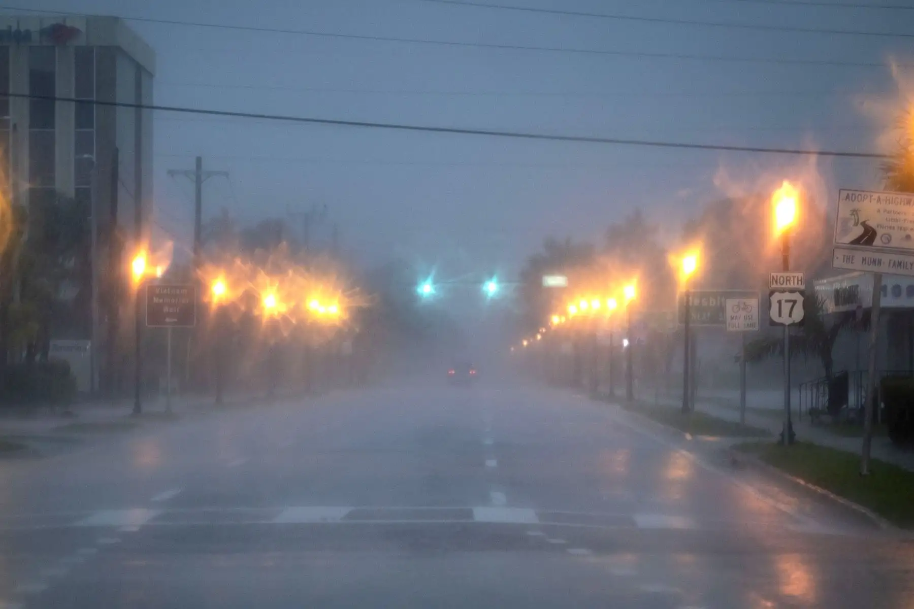 Un automóvil conduce por la carretera US 17 antes del huracán Ian, en Punta Gorda, Florida.
Foto: AFP
