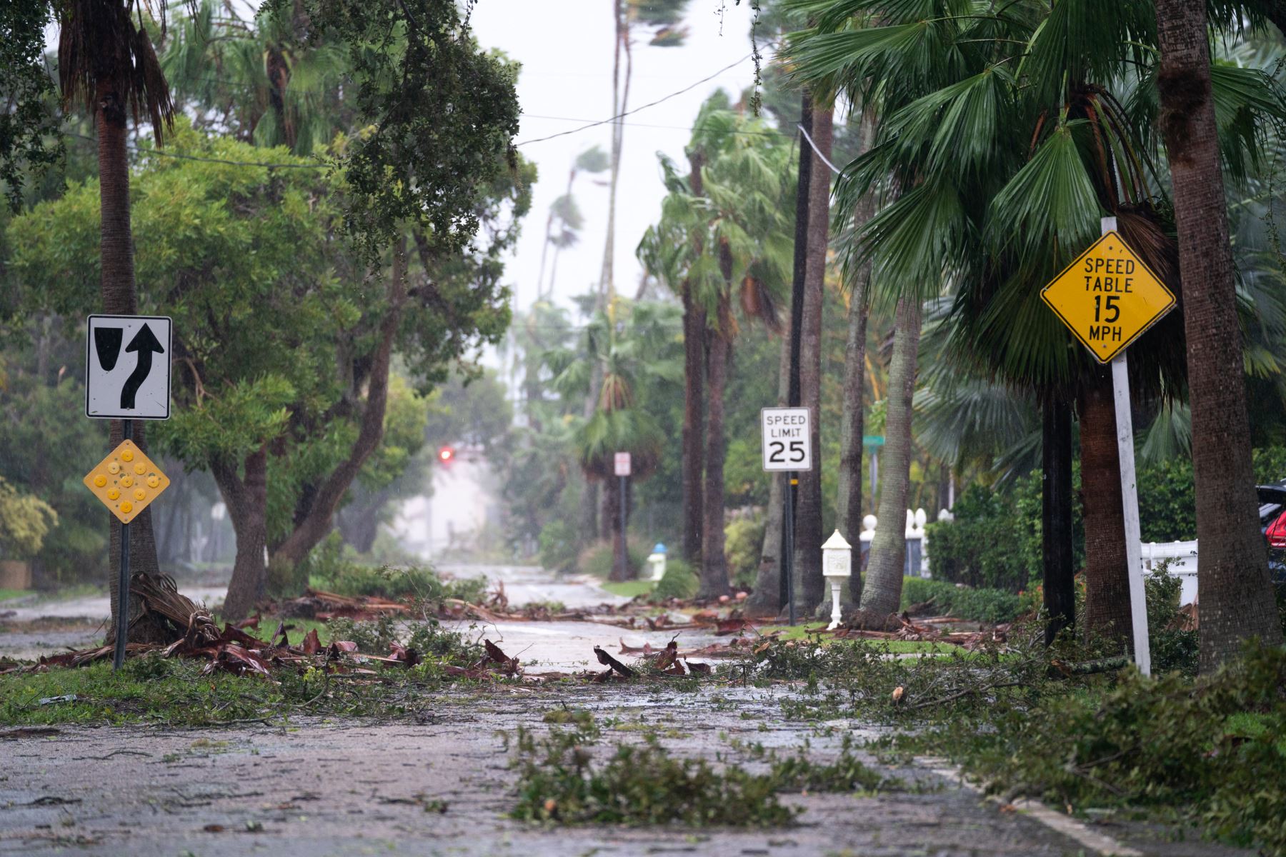 Los escombros de la tormenta ensucian una calle tras el huracán Ian en Sarasota, Florida. Ian tocó tierra esta tarde, con vientos de 150 millas por hora y una marejada ciclónica de 12 pies y dejando sin electricidad a casi 1,5 millones de personas.
Foto: AFP