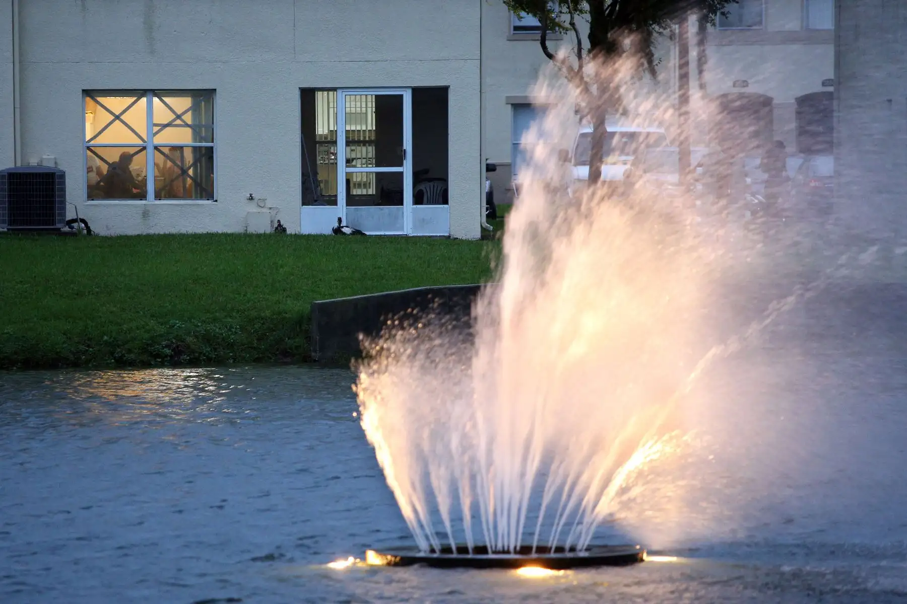 Una fuente dentro de un condominio sopla casi horizontal mientras los residentes cierran sus ventanas por supuesta seguridad, al sur de Orlando, Florida. El huracán Ian se estrelló contra la costa del suroeste de Florida como una tormenta monstruosa de categoría 4.
Foto: AFP