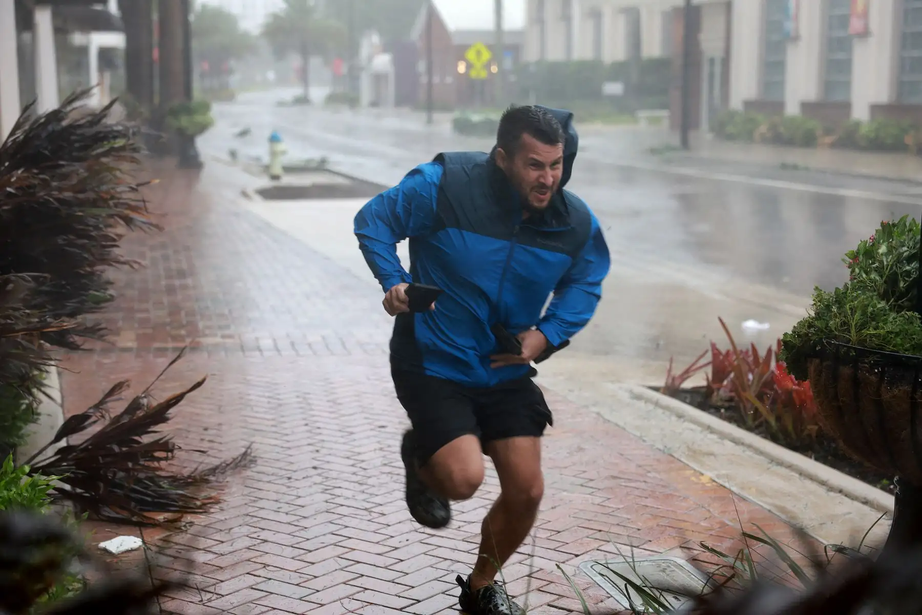 Brent Shaynore corre hacia un lugar protegido a través del viento y la lluvia del huracán Ian  en Sarasota, Florida. Ian tocó tierra esta tarde, con vientos de 150 millas por hora y una marejada ciclónica de 12 pies y dejando sin electricidad a casi 1,5 millones de usuarios.
Foto: AFP