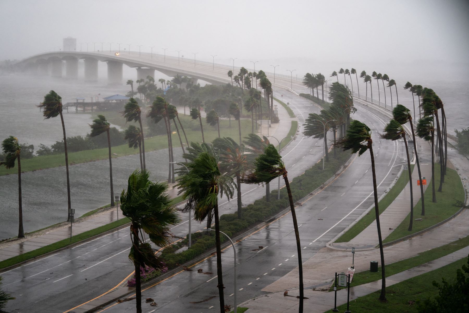 Las ráfagas de viento soplan a través de la bahía de Sarasota mientras el huracán Ian avanza hacia el sur, en Sarasota, Florida. La tormenta tocó tierra en los EE. UU. en Cayo Costa, Florida esta tarde como un huracán de categoría 4 con velocidades de viento.
Foto: AFP