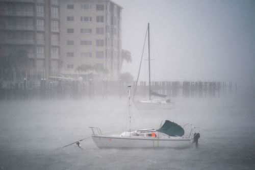 El Huracán Ian toca tierra en Florida y causa  zozobra