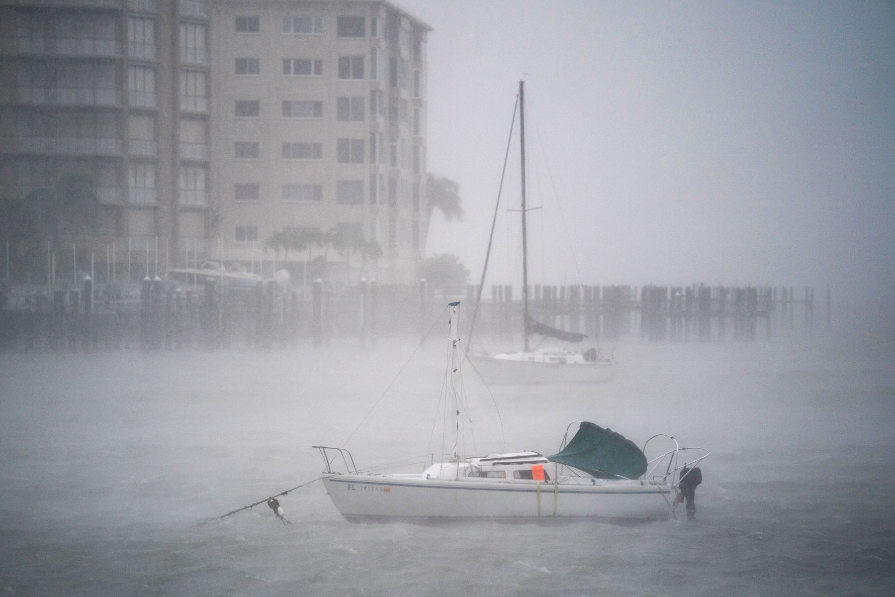 Las ráfagas de viento soplan a través de los barcos en la bahía de Sarasota mientras el huracán Ian avanza hacia el sur en Sarasota, Florida. La tormenta tocó tierra en los Estados Unidos en Cayo Costa, Florida esta tarde como un huracán de categoría 4.
Foto: AFP