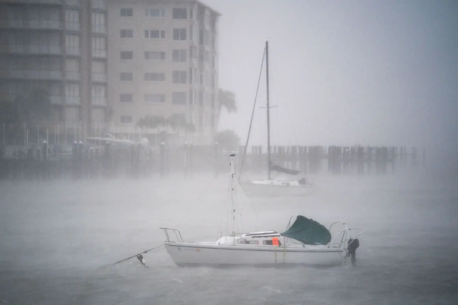 Las ráfagas de viento soplan a través de los barcos en la bahía de Sarasota mientras el huracán Ian avanza hacia el sur en Sarasota, Florida. La tormenta tocó tierra en los Estados Unidos en Cayo Costa, Florida esta tarde como un huracán de categoría 4.
Foto: AFP
