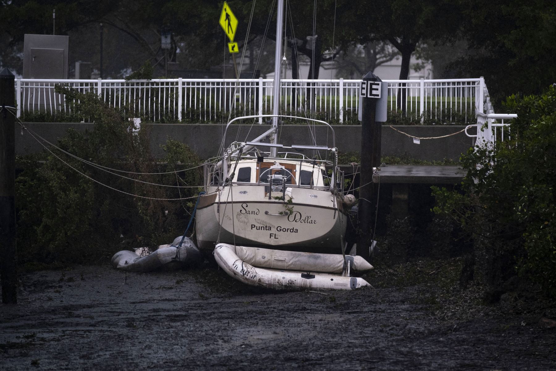 Un velero se encuentra en el fondo del puerto de Charlotte mientras la marea retrocede cuando el ojo del huracán Ian pasa por Punta Gorda, Florida.
Foto: AFP
