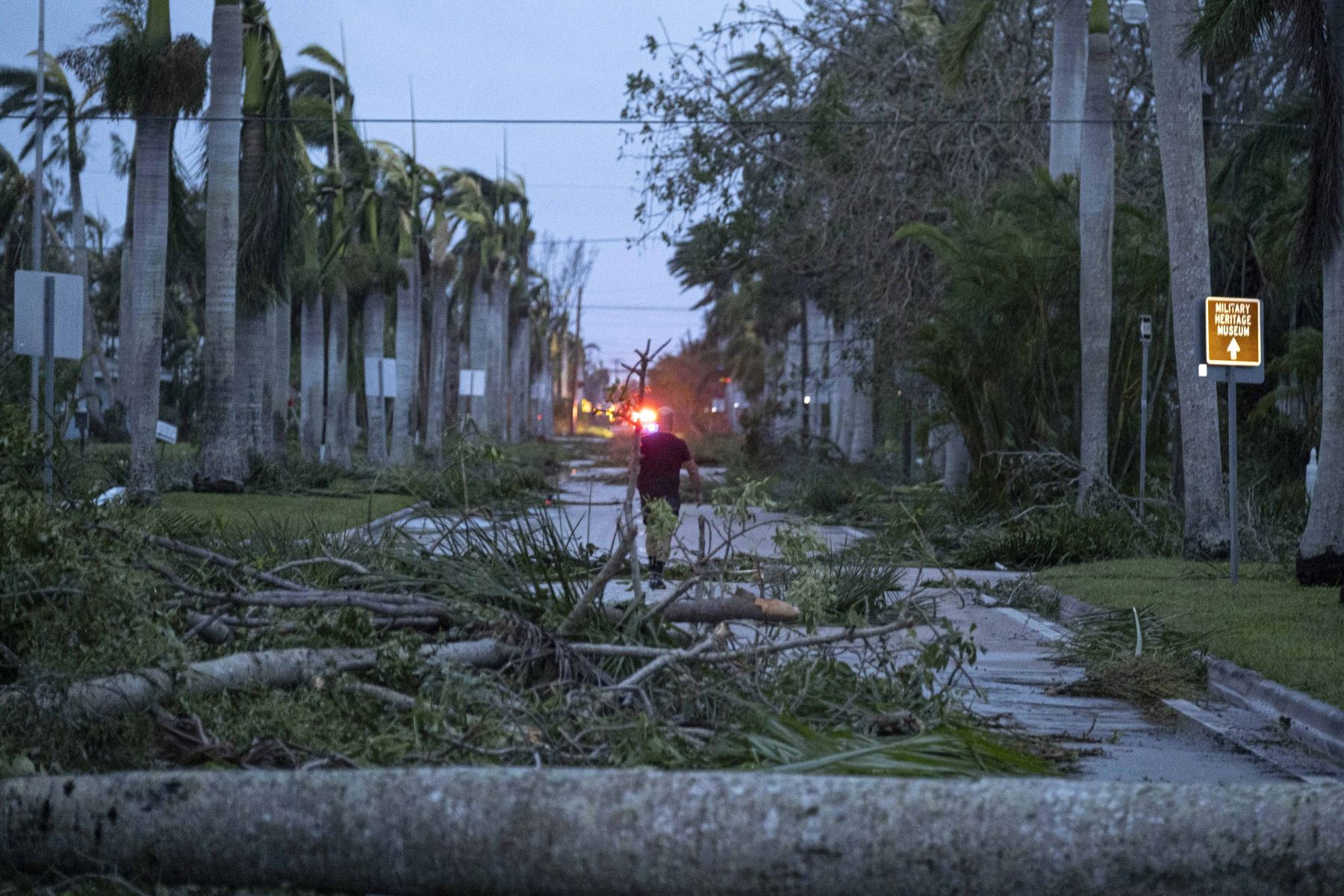 Un hombre camina a través de los escombros en una calle después del huracán Ian en Punta Gorda, Florida. Foto: AFP