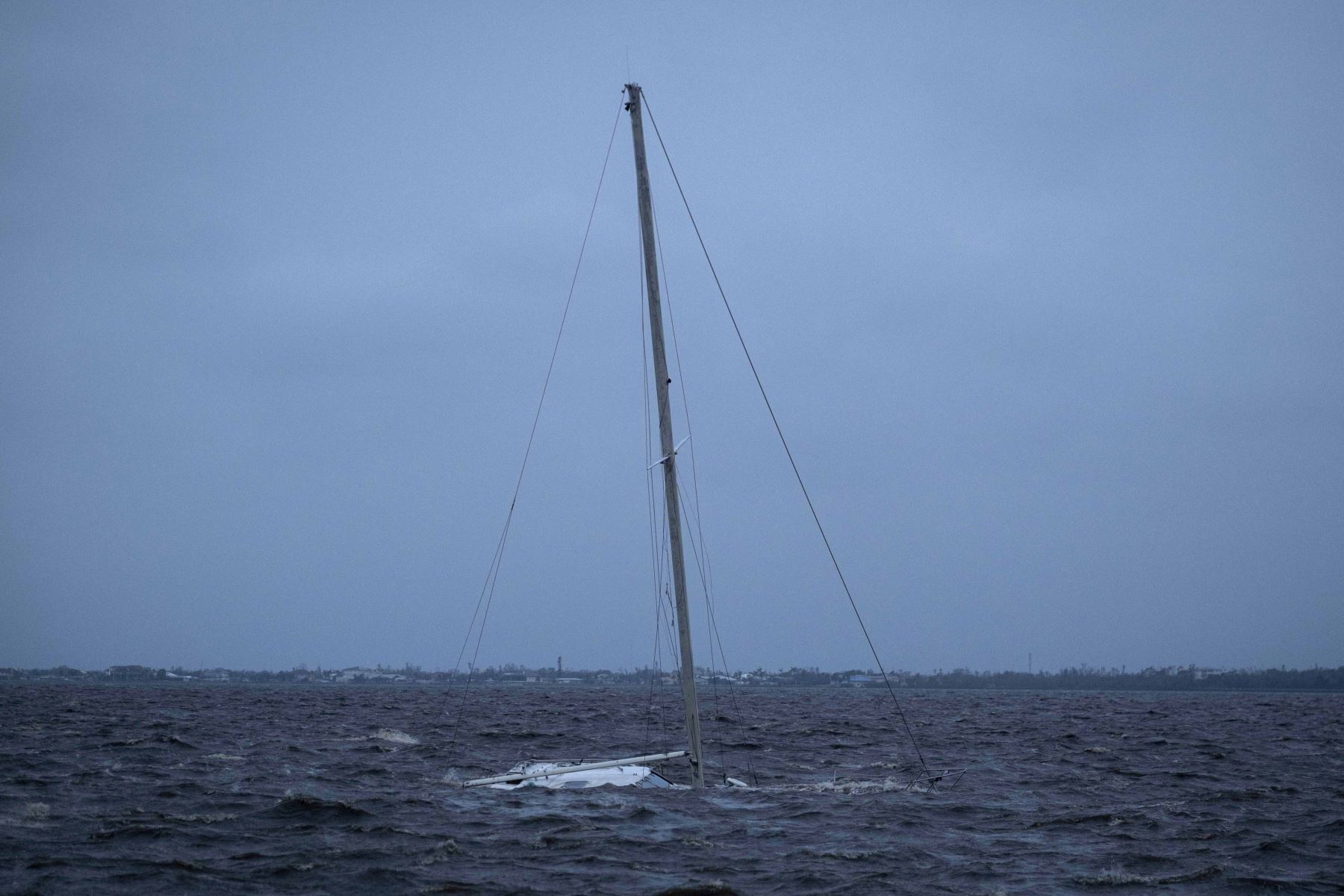 Un velero yace parcialmente sumergido tras el huracán Ian en Punta Gorda, Florida. Foto: AFP