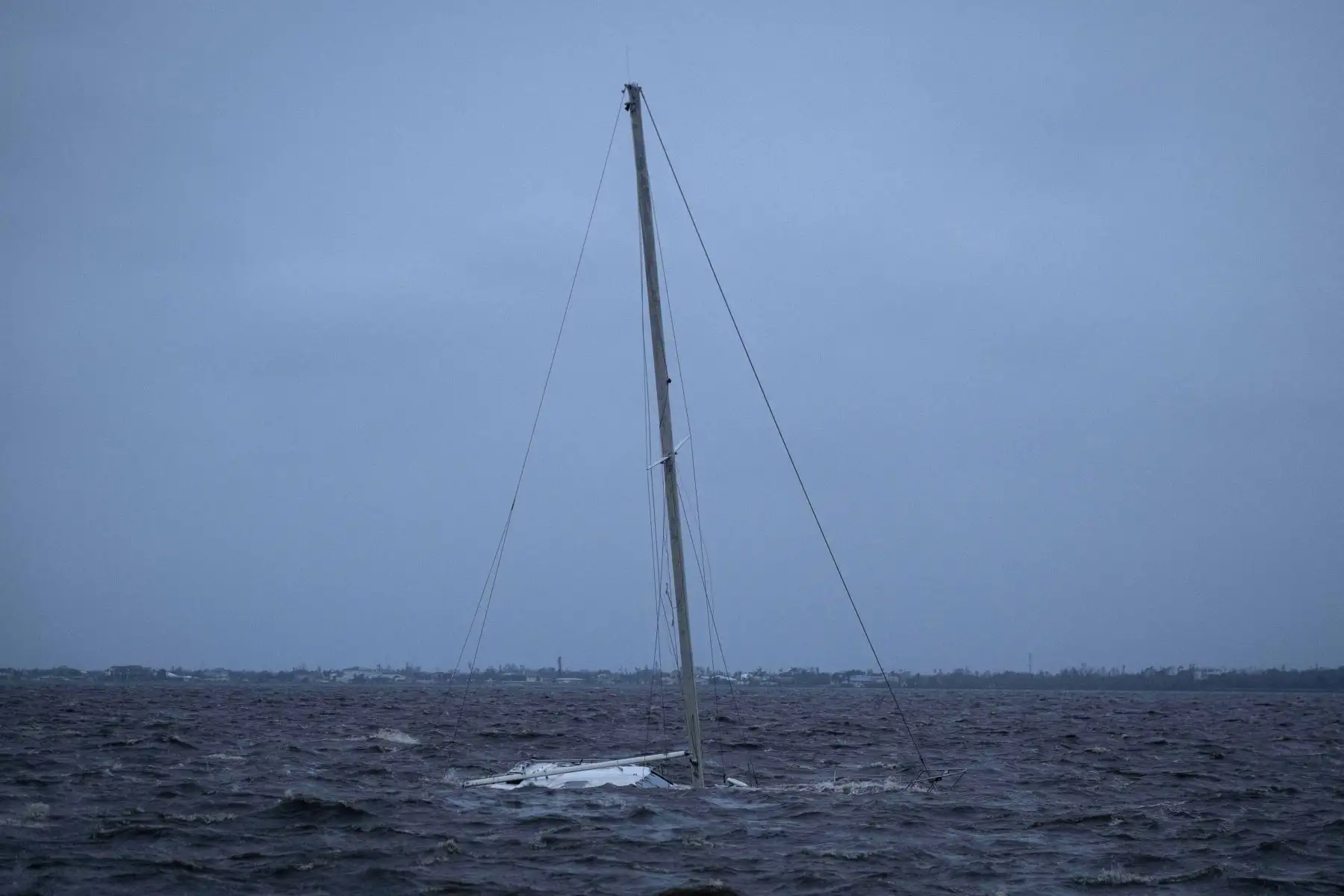 Un velero yace parcialmente sumergido tras el huracán Ian en Punta Gorda, Florida. Foto: AFP