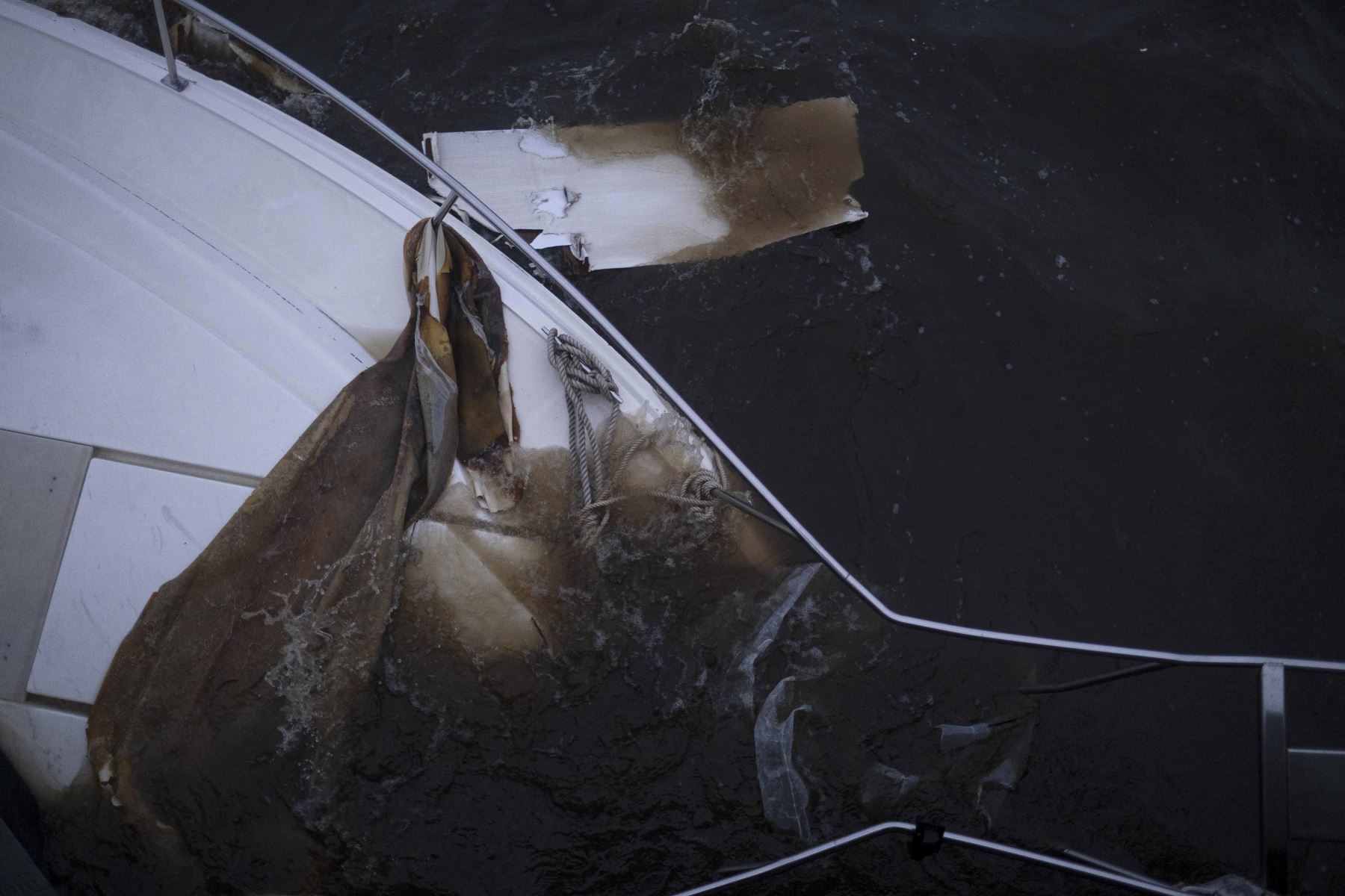 Un bote yace parcialmente sumergido después del huracán Ian en Punta Gorda, Florida. Foto: AFP