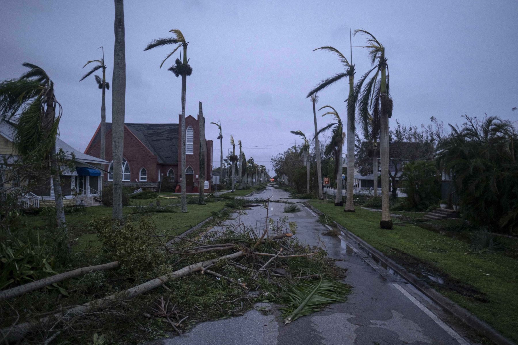 Los escombros cubren una calle después del huracán Ian en Punta Gorda, Florida. Foto: AFP