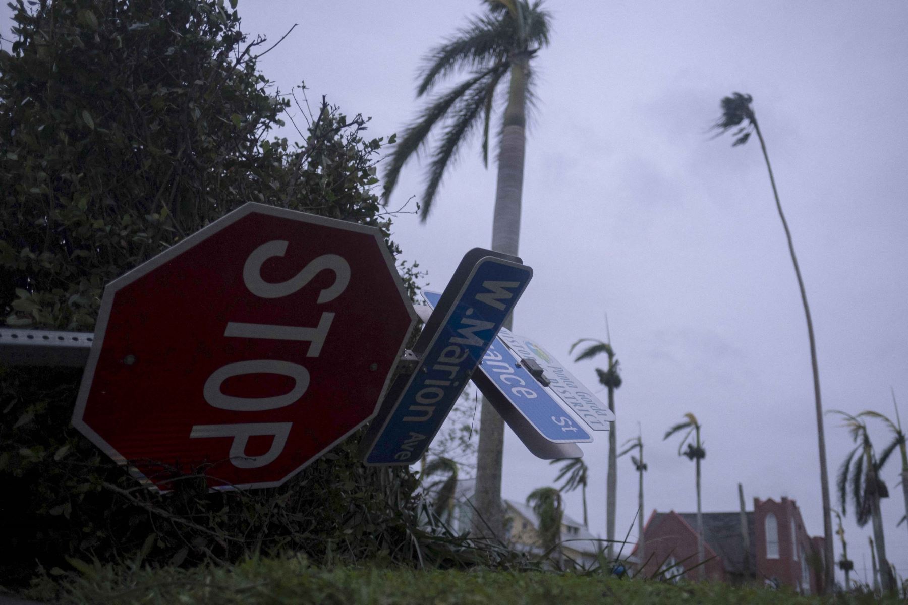 Los letreros de las calles están caídos después del huracán Ian en Punta Gorda, Florida. Foto: AFP