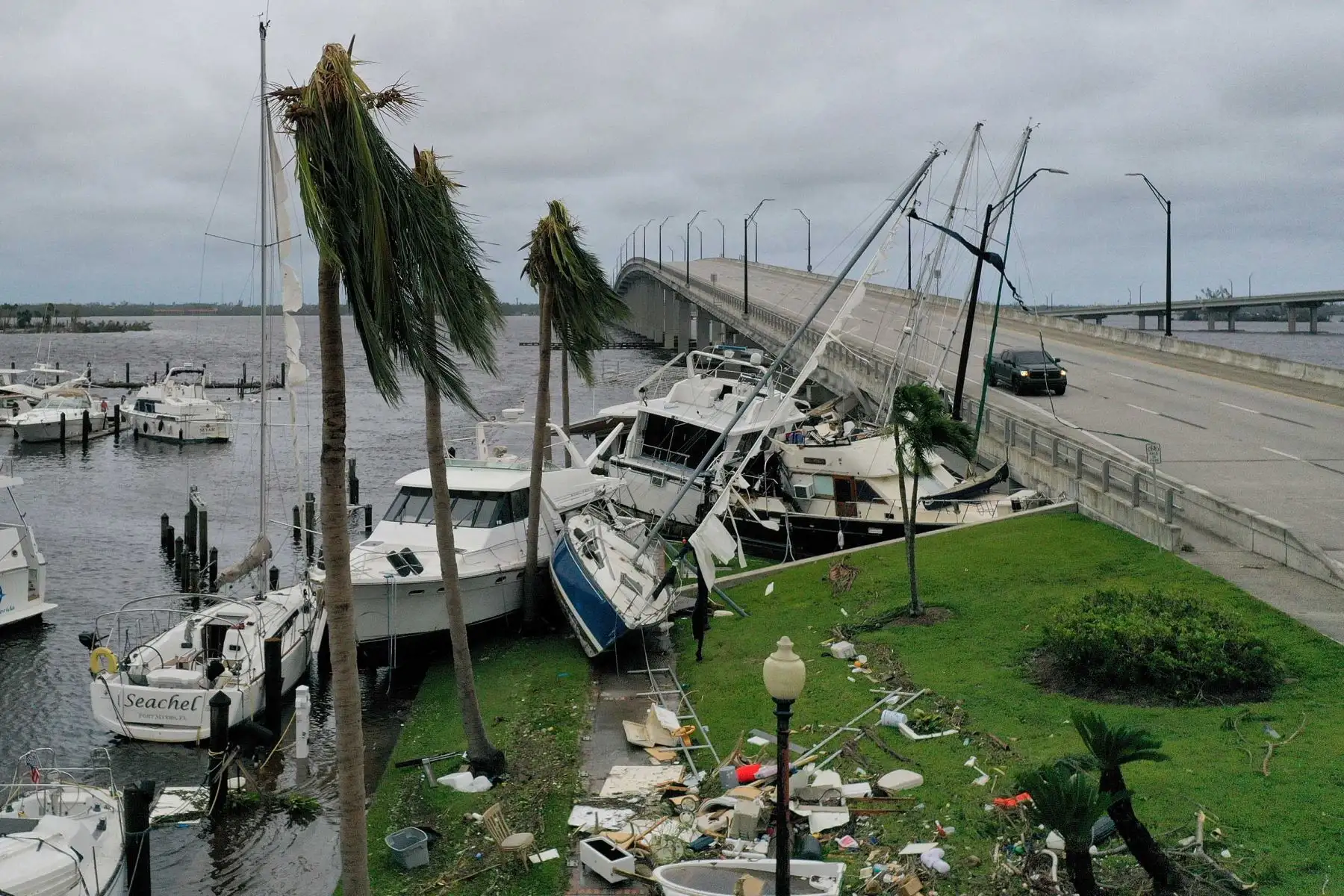 Los barcos son empujados hacia arriba en una calzada después de que el huracán Ian pasara por 
Fort Myers, Florida. Foto: AFP