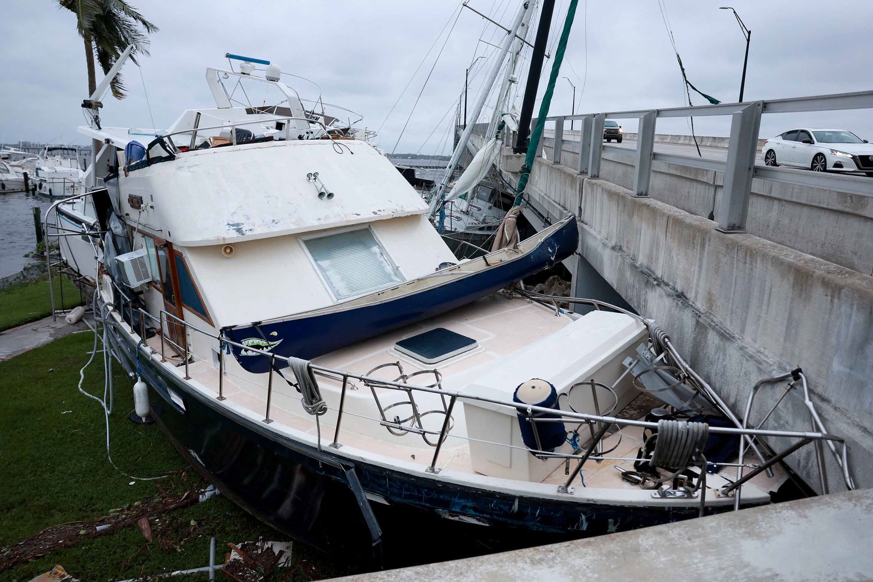 Los barcos son empujados hacia arriba en una calzada después de que el huracán Ian pasara por 
Fort Myers, Florida. Foto: AFP