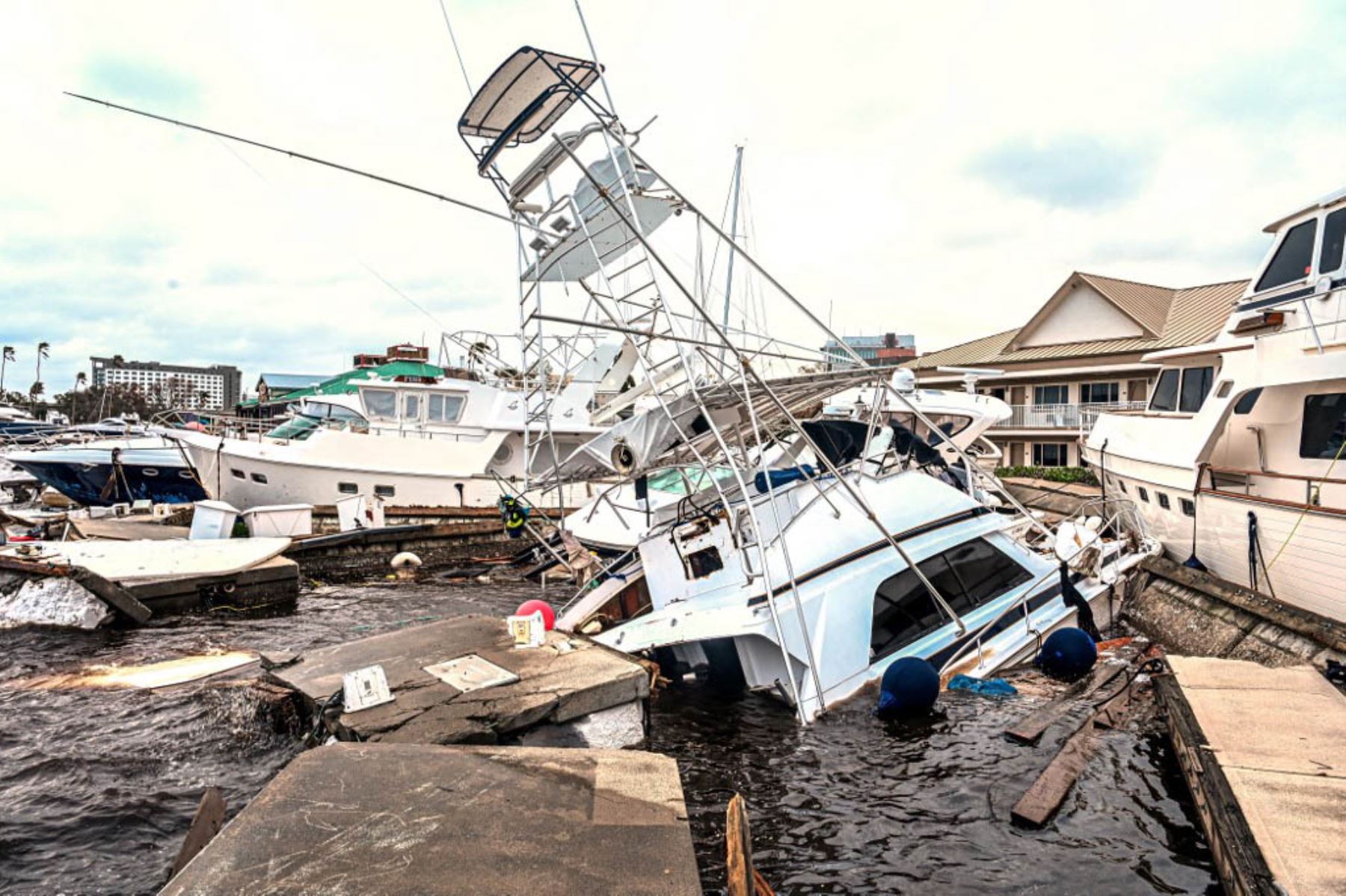 Barcos parcialmente sumergidos en un puerto deportivo después del huracán Ian en Fort Myers. Foto: AFP
