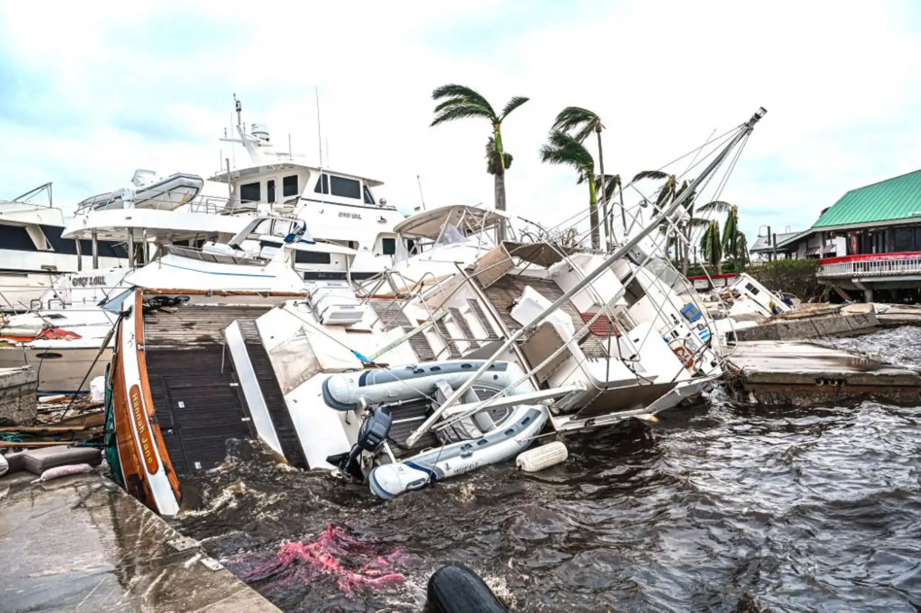 Barcos parcialmente sumergidos en un puerto deportivo después del huracán Ian en Fort Myers. Foto: AFP