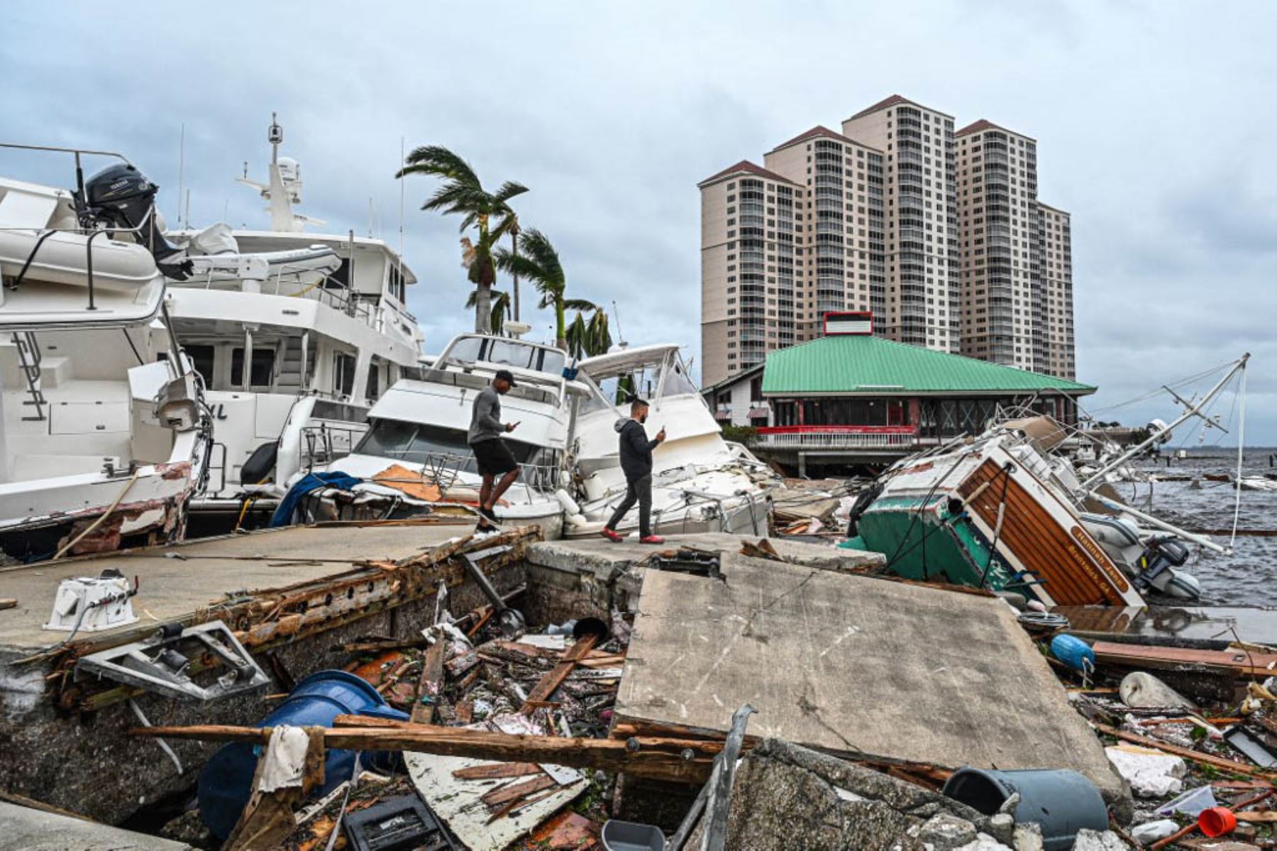 Barcos parcialmente sumergidos en un puerto deportivo después del huracán Ian en Fort Myers. Foto: AFP