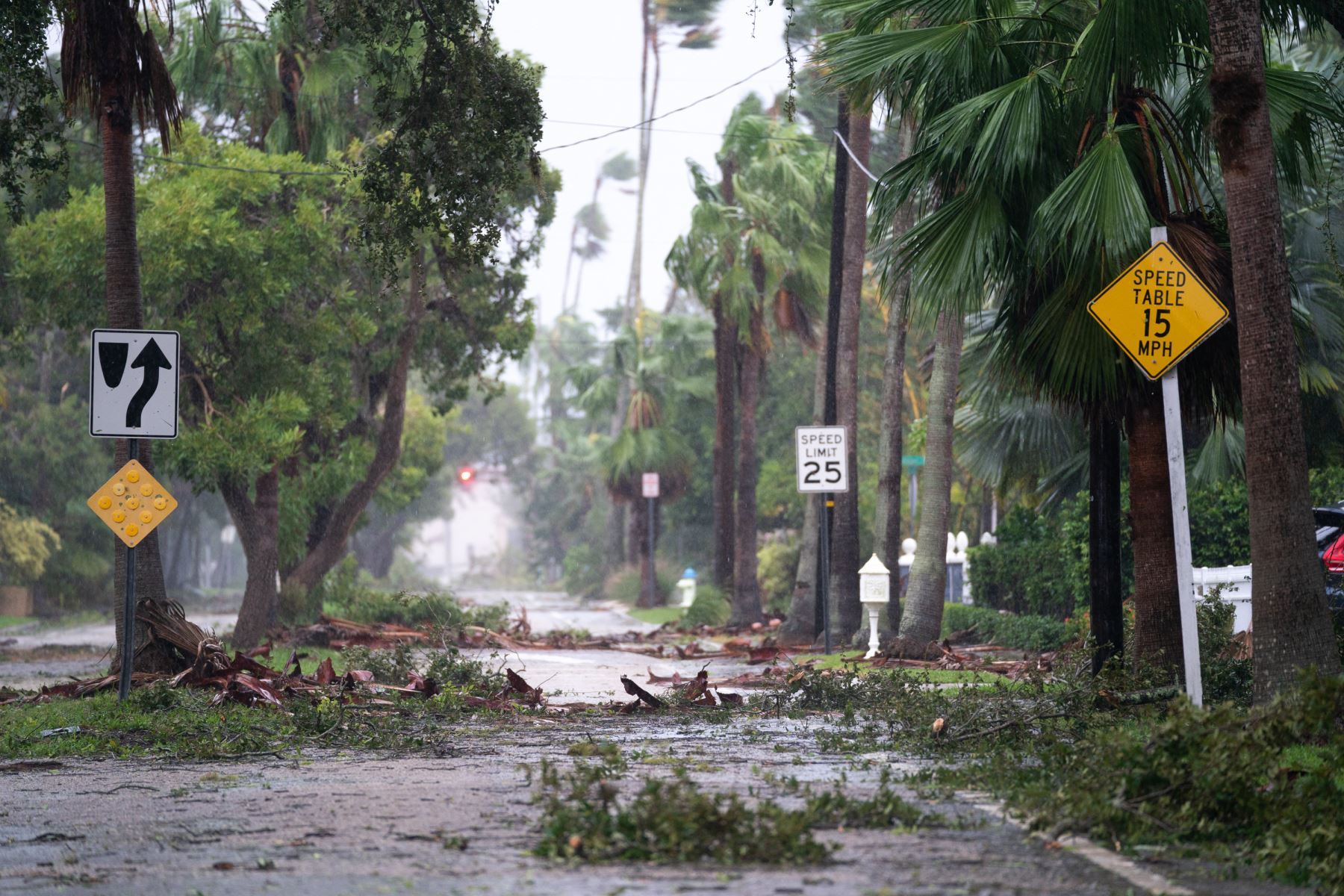 Los escombros de la tormenta ensucian una calle tras el huracán Ian en Sarasota, Florida. Foto: AFP