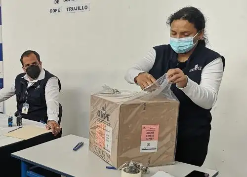Funcionarios de la ODPE, JEE y de la Defensoría de Trujillo verificaron el material electoral que se utilizará para los comicios de este domingo 2 de octubre. Foto: ANDINA/difusión.