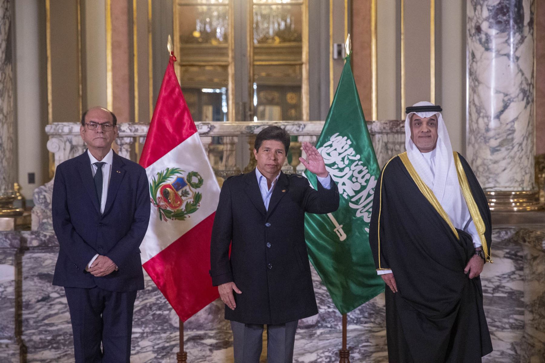 El presidente Pedro Castillo recibe las cartas credenciales del embajador del Reino de Arabia Saudita, Hassan Bin Mohammed Alansari. Foto: ANDINA/ Prensa Presidencia