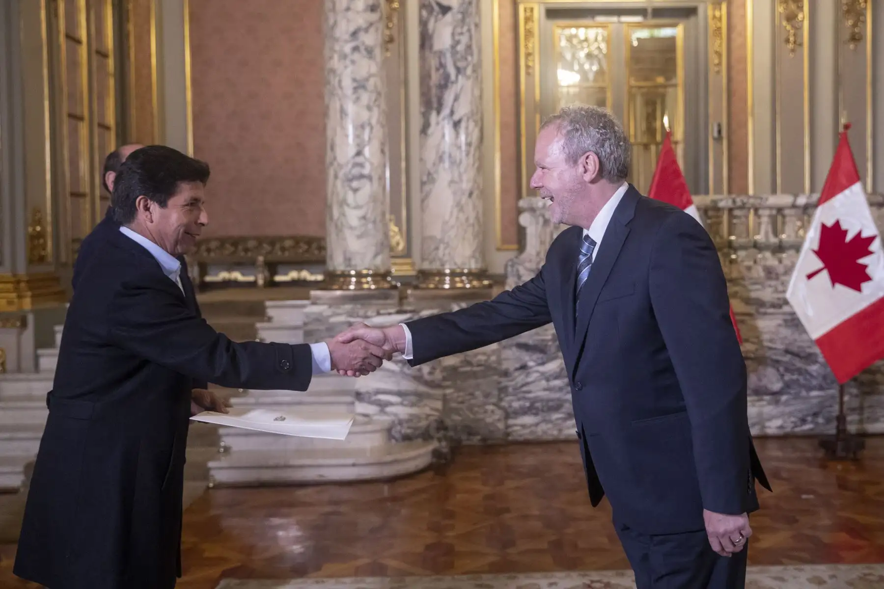 El presidente Pedro Castillo recibe las cartas credenciales del embajador de Canadá Louis-Clément Marcotte.  Foto: ANDINA/ Prensa Presidencia