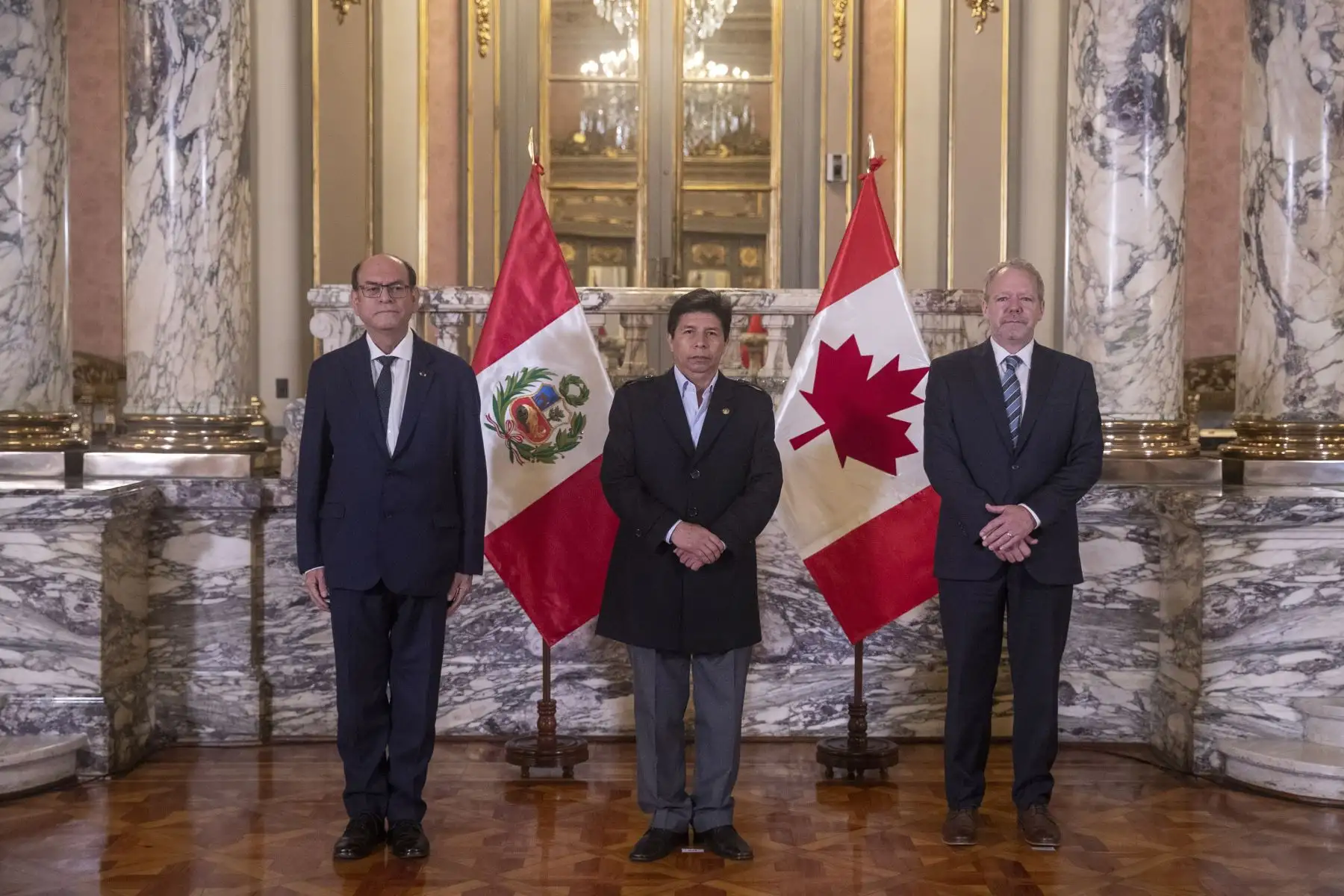 El presidente Pedro Castillo recibe las cartas credenciales del embajador de Canadá Louis-Clément Marcotte.  Foto: ANDINA/ Prensa Presidencia