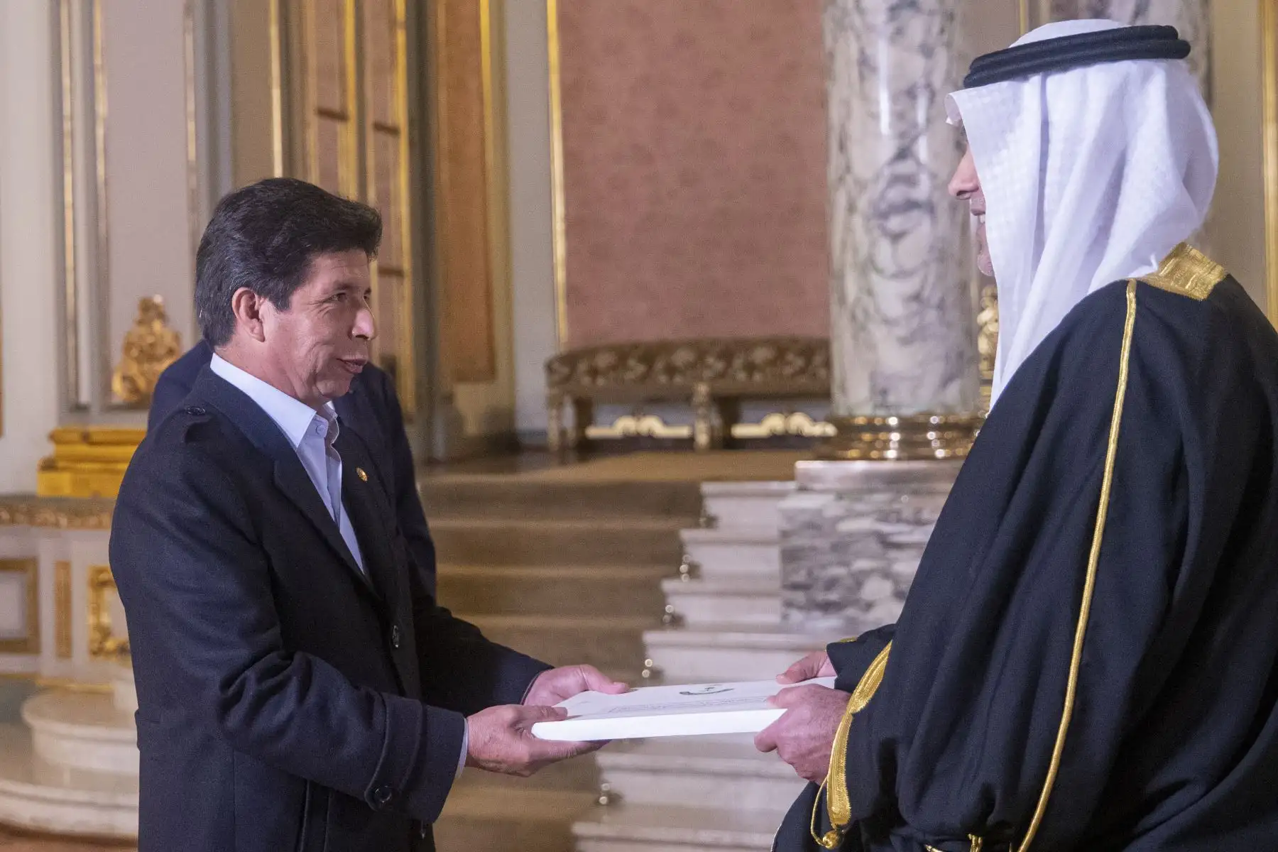 El presidente Pedro Castillo recibe las cartas credenciales del embajador del Reino de Arabia Saudita, Hassan Bin Mohammed Alansari. Foto: ANDINA/ Prensa Presidencia