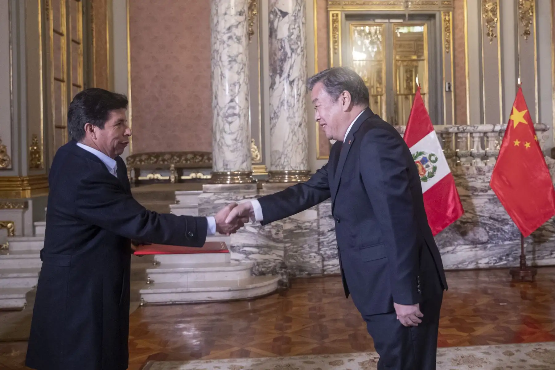 El presidente Pedro Castillo recibe las cartas credenciales del embajador de la República Popular China, Song Yang.  Foto: ANDINA/ Prensa Presidencia