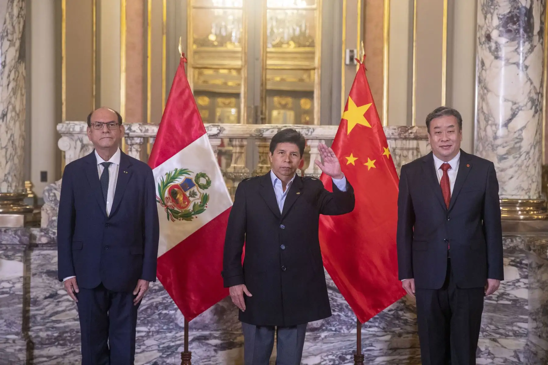 El presidente Pedro Castillo recibe las cartas credenciales del embajador de la República Popular China, Song Yang.  Foto: ANDINA/ Prensa Presidencia