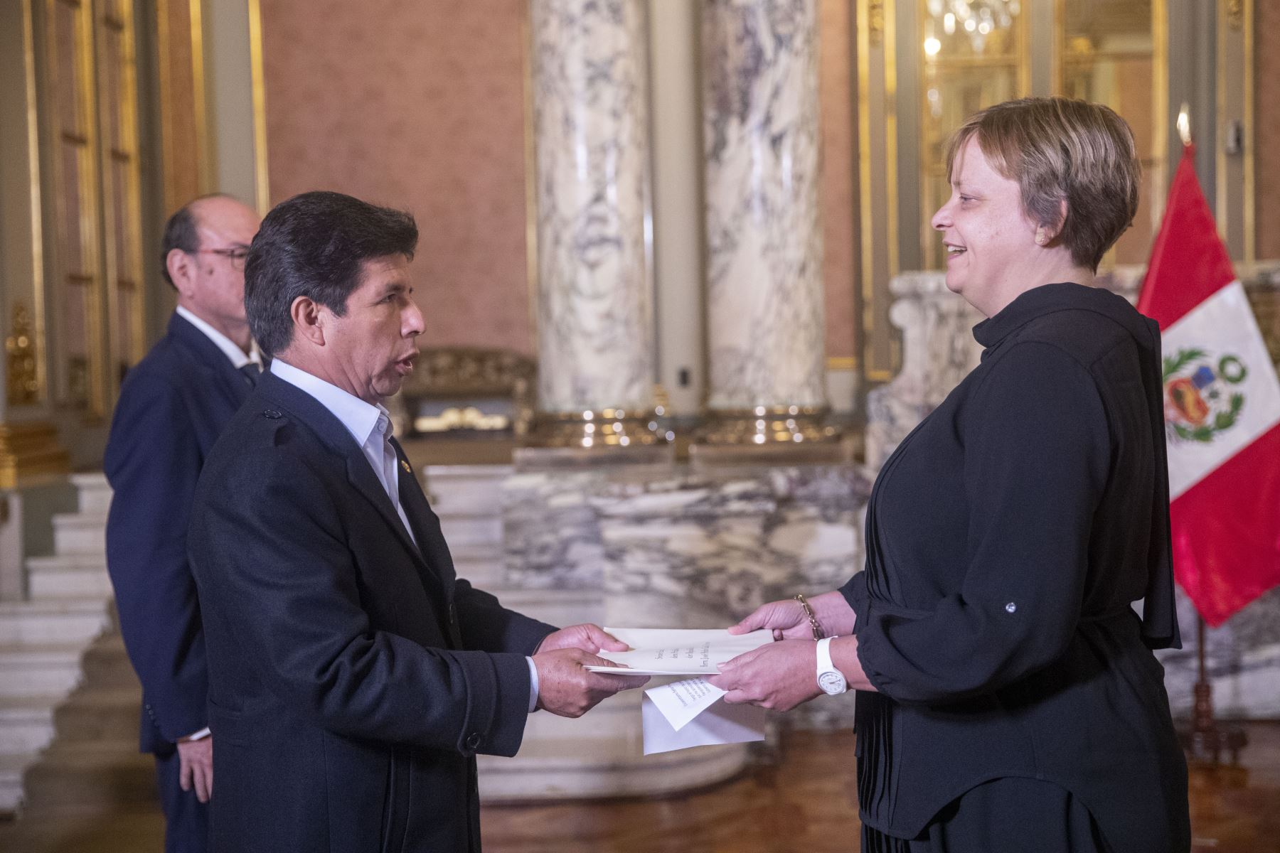 El presidente Pedro Castillo recibe las cartas credenciales de la embajadora de la República Federal de Alemania, Sabine Bloch. Foto: ANDINA/ Prensa Presidencia