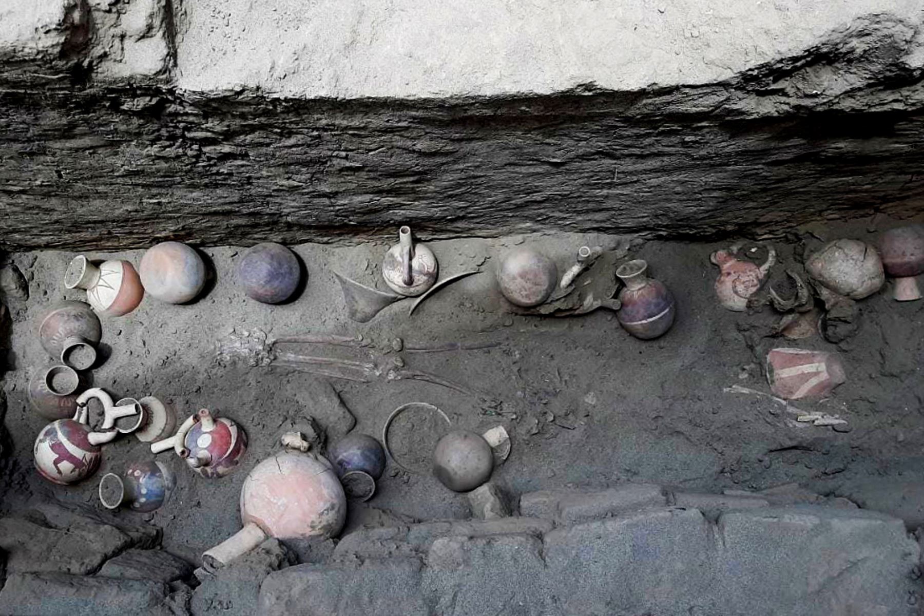 Investigadores del Proyecto Arqueológico Huacas de Moche descubrieron dos entierros moche en la plataforma Uhle, en la tumba 78, de la huaca de La Luna. Foto: ANDINA