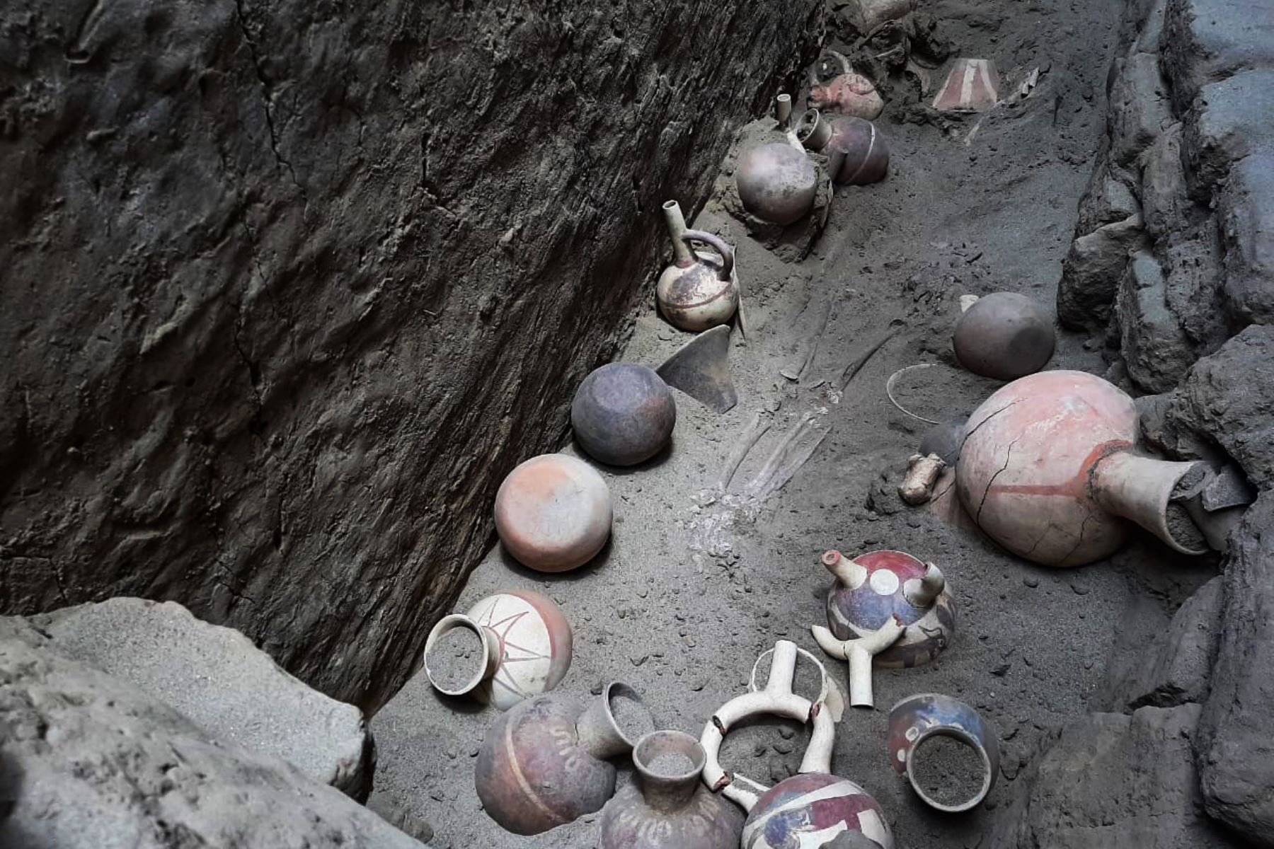 Hasta el momento, en la zona se han encontrado alrededor de 23 tumbas y el 70 % son hombres y el resto mujeres que datan desde el periodo Moche III, alrededor de los 550 años después de Cristo. Foto: Luis Puell Z.