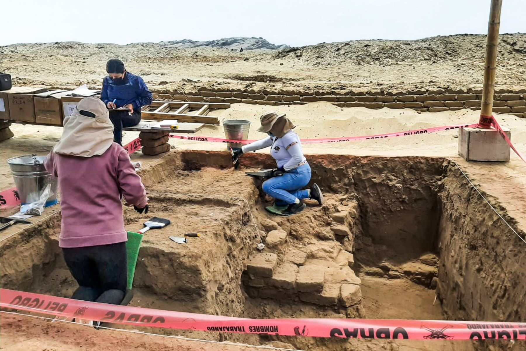 Los investigadores revelaron que uno de los restos hallados pertenecería a una mujer y en el lugar se descubrieron también ofrendas de vasijas finas. Foto: ANDINA