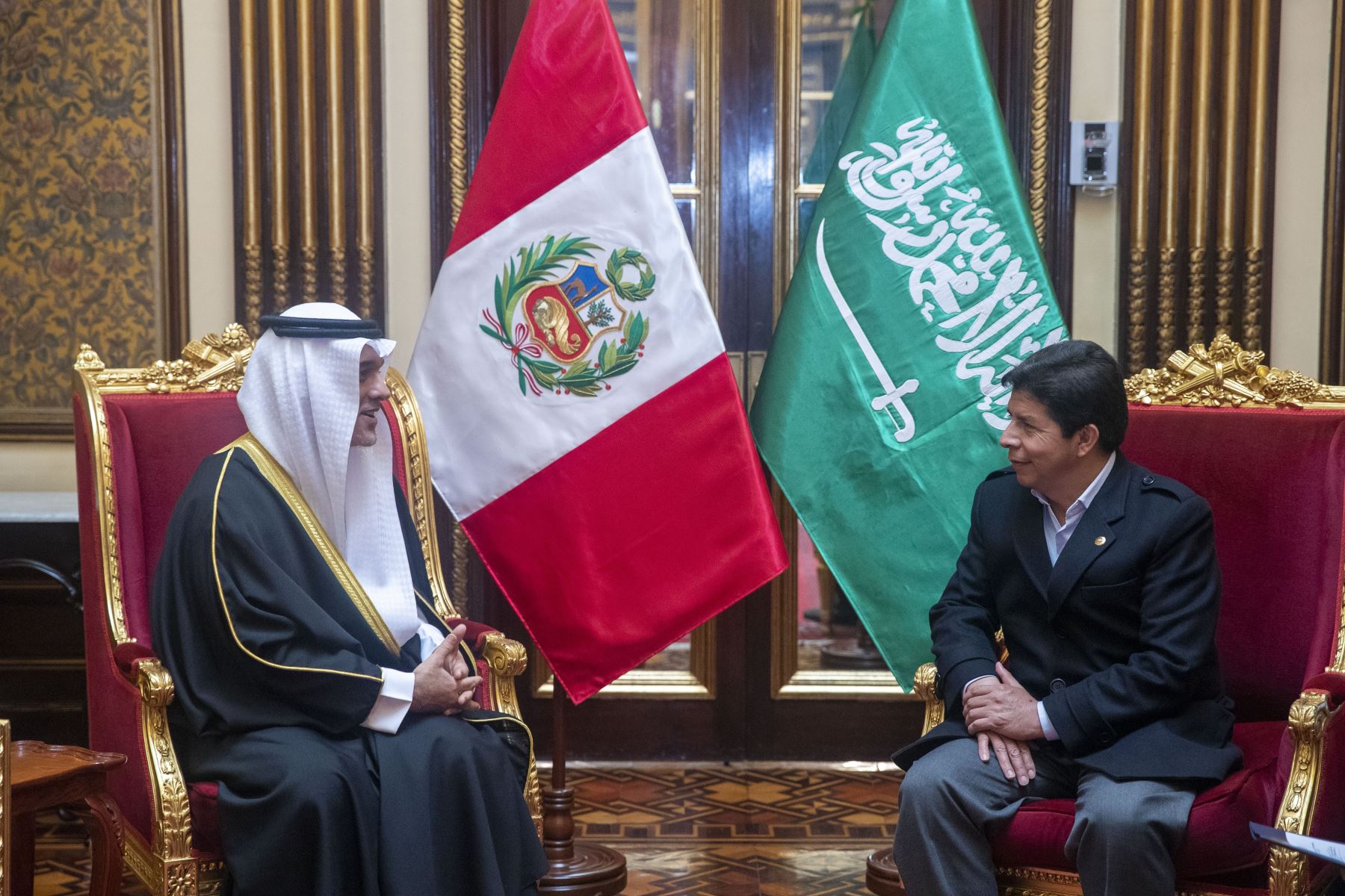 Presidente de la República, Pedro Castillo Terrones, sostuvo encuentro con el embajador del Reino de Arabia Saudita, Hassan Bin Mohammed Alansari. Foto: ANDINA/ Prensa Presidencia