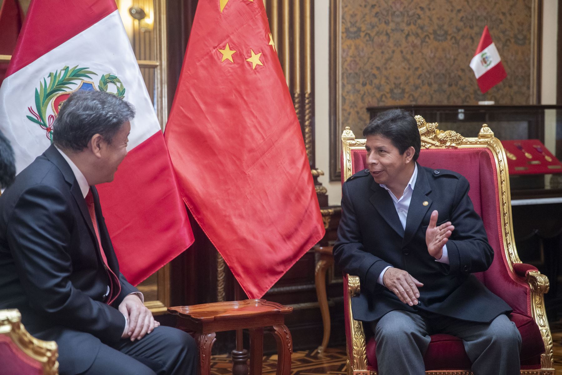 Presidente de la República, Pedro Castillo Terrones, sostuvo encuentro con embajador de la República Popular China, Song Yang.  Foto: ANDINA/ Prensa Presidencia