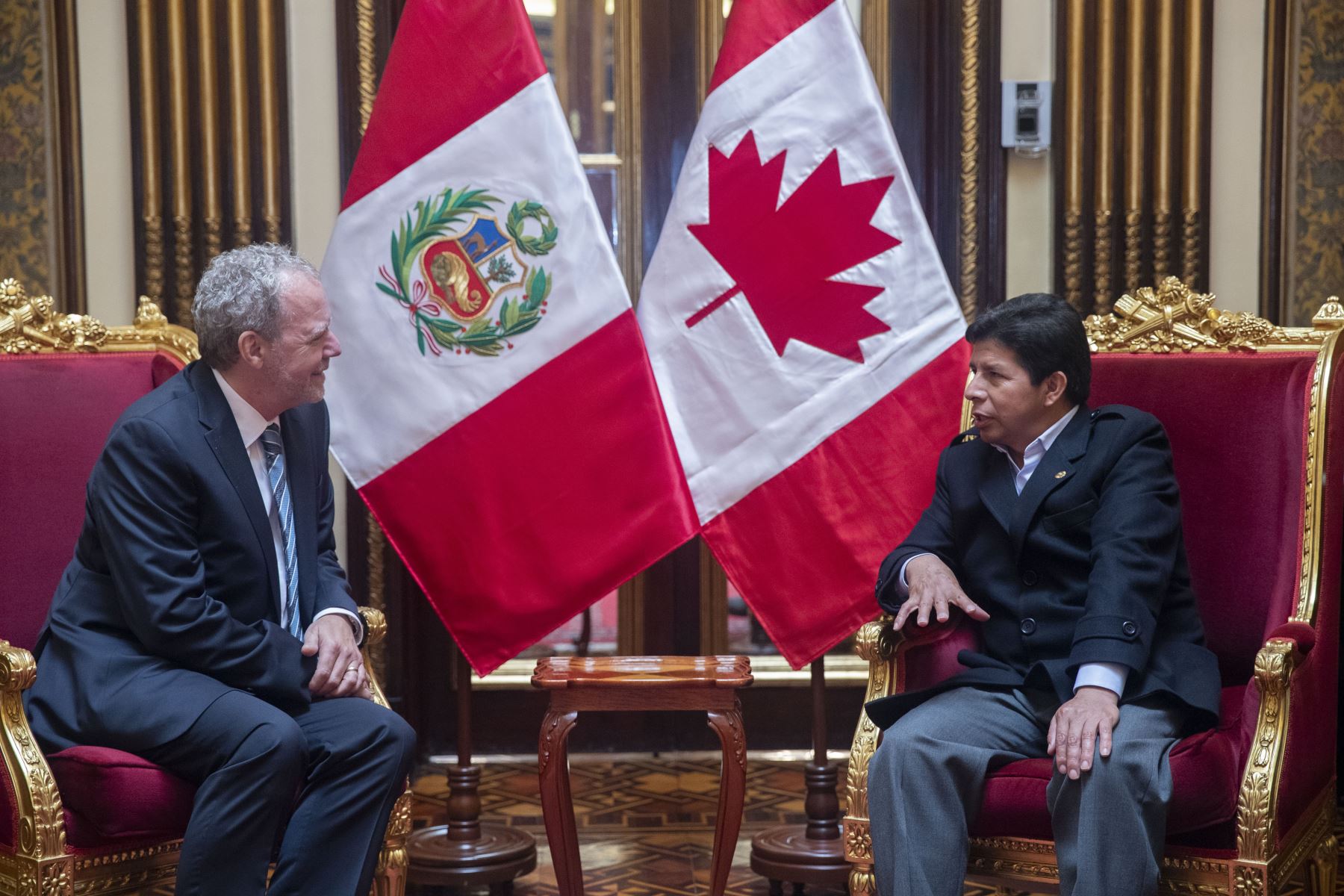 Presidente de la República, Pedro Castillo Terrones, sostuvo encuentro con embajador de Canadá Louis-Clément Marcotte.  Foto: ANDINA/ Prensa Presidencia