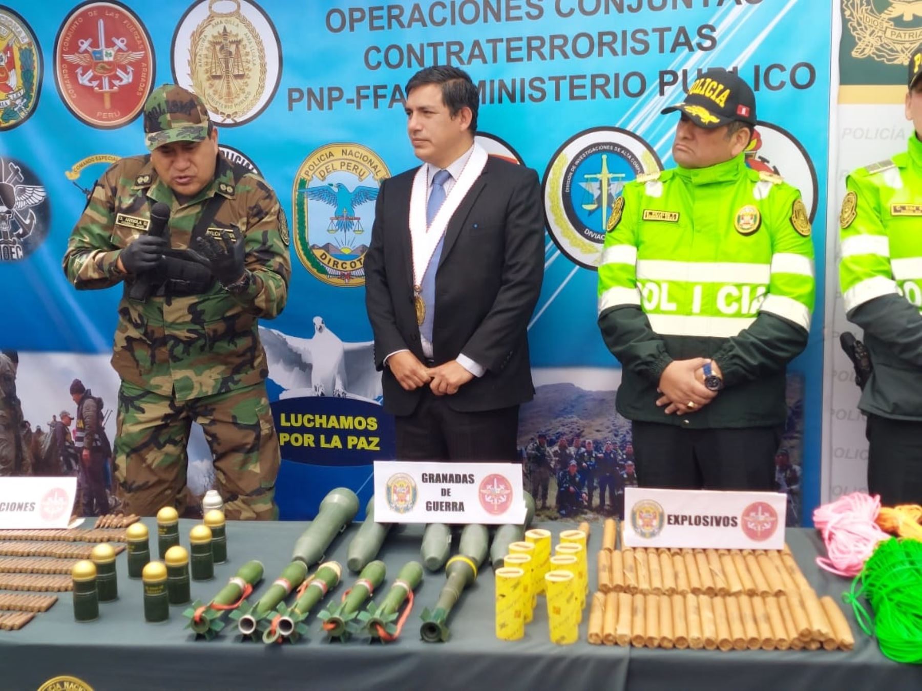 En una operación conjunta, miembros del Ejército del Perú y la Policía Nacional incautaron armamento y explosivos hallados en una caleta terrorista descubierta en el Vraem. Foto: Pedro Tinoco