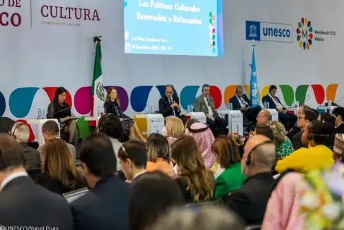 La ministra de Cultura Betssy Chavez al iniciar su discurso utilizó la lengua de señas para saludar a los presentes en el Auditorio Nacional de México.