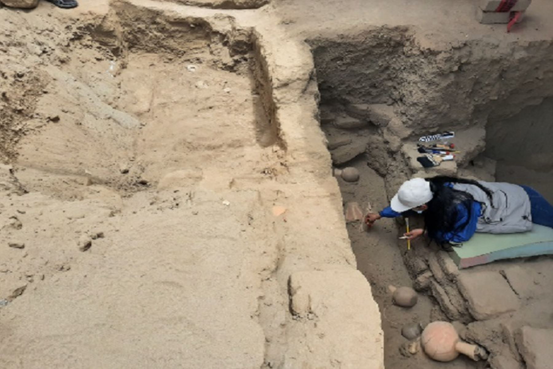 Hasta el momento, en la zona se han encontrado alrededor de 23 tumbas y el 70 % son hombres y el resto mujeres que datan desde el periodo Moche III, alrededor de los 550 años después de Cristo. Foto: Luis Puell Z.ANDINA/Difusión